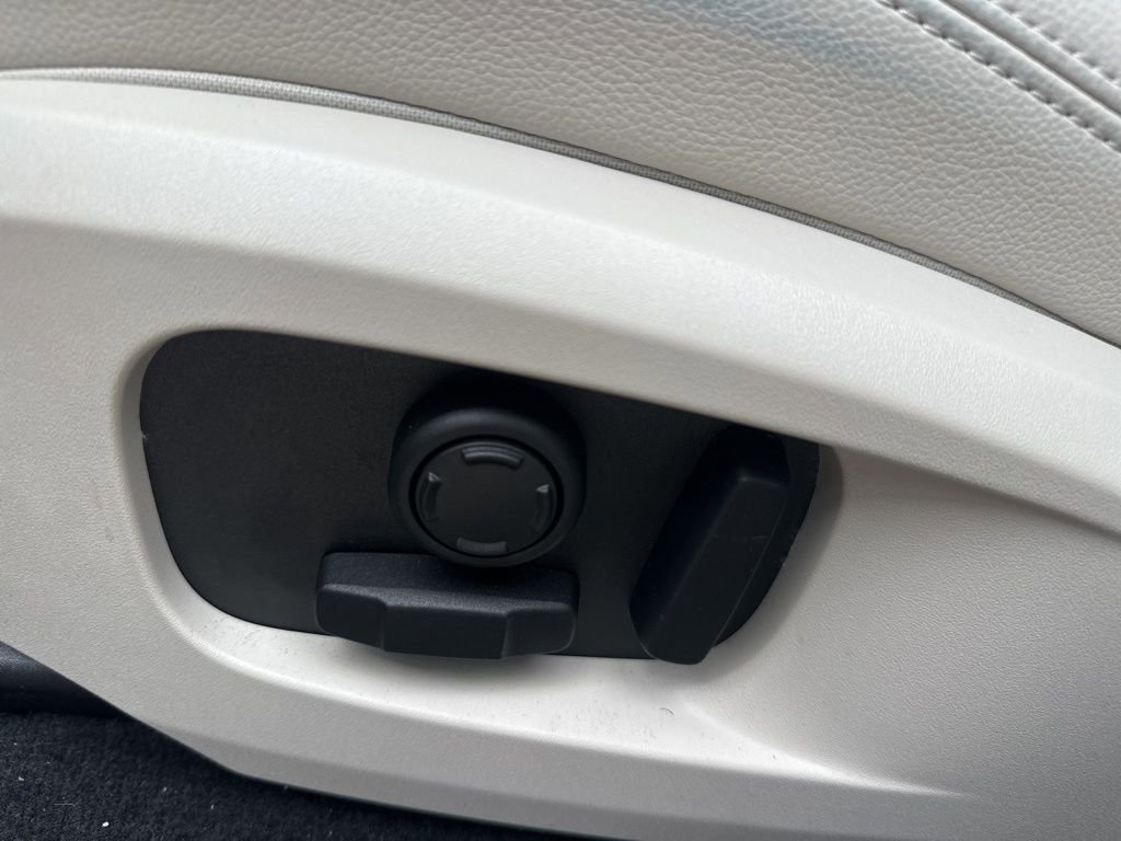 Used 2025 Jaguar F-PACE R-Dynamic S image 15