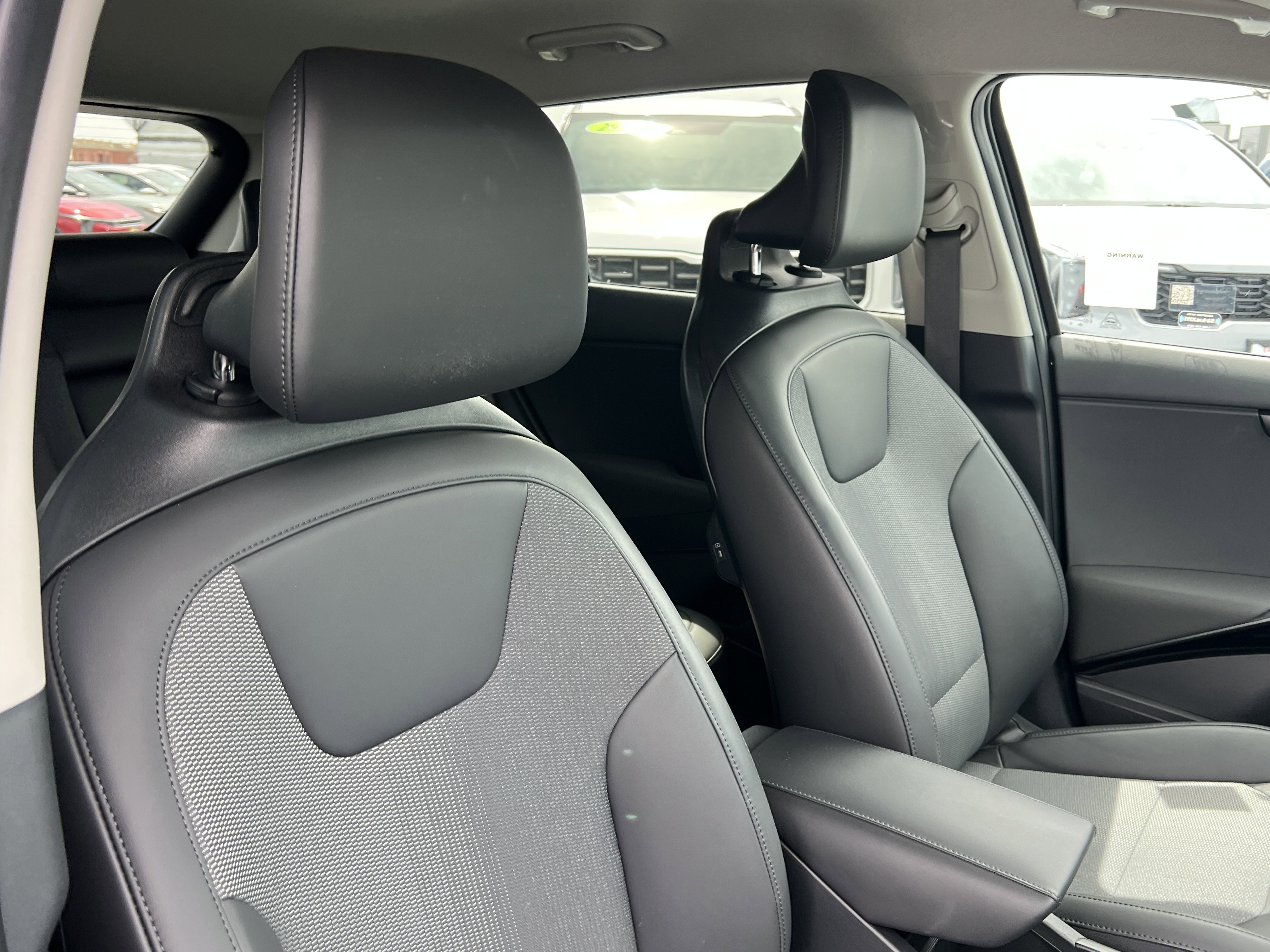 Used 2025 Kia Niro EX image 17