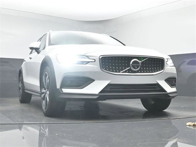 Used 2024 Volvo V60 B5 Cross Country Plus image 38
