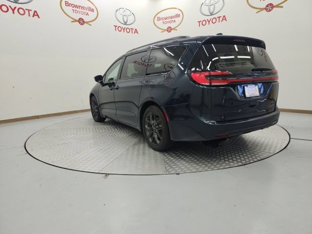 Used 2022 Chrysler Pacifica Limited w/ Uconnect Theater Family Group FWD image 6