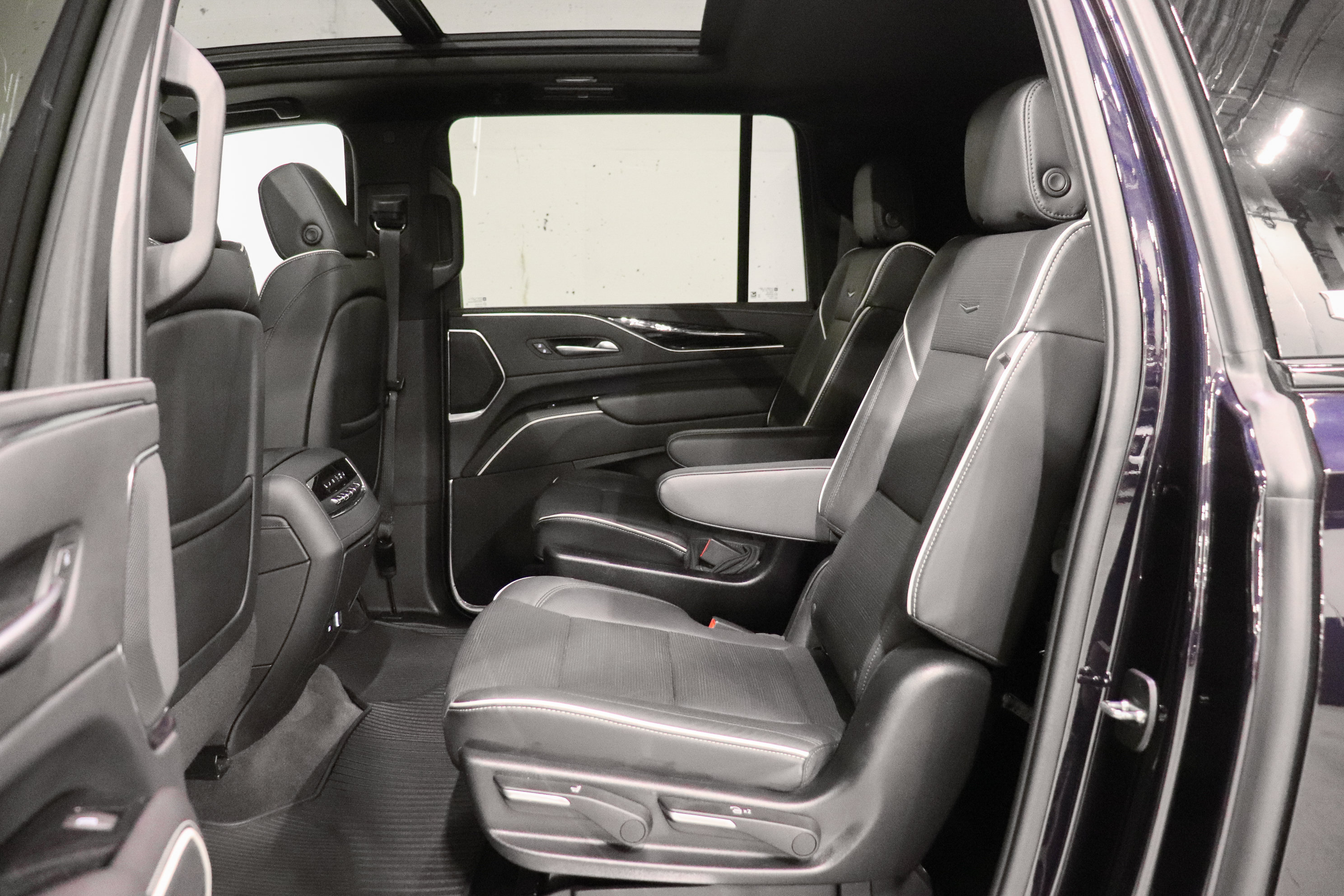 Used 2023 Cadillac Escalade ESV Sport w/ LPO, ONYX Package AWD/4WD image 19
