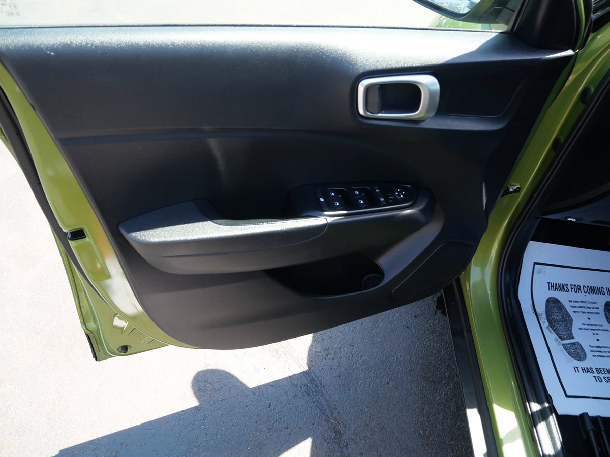 Used 2024 Hyundai Venue SEL FWD image 16