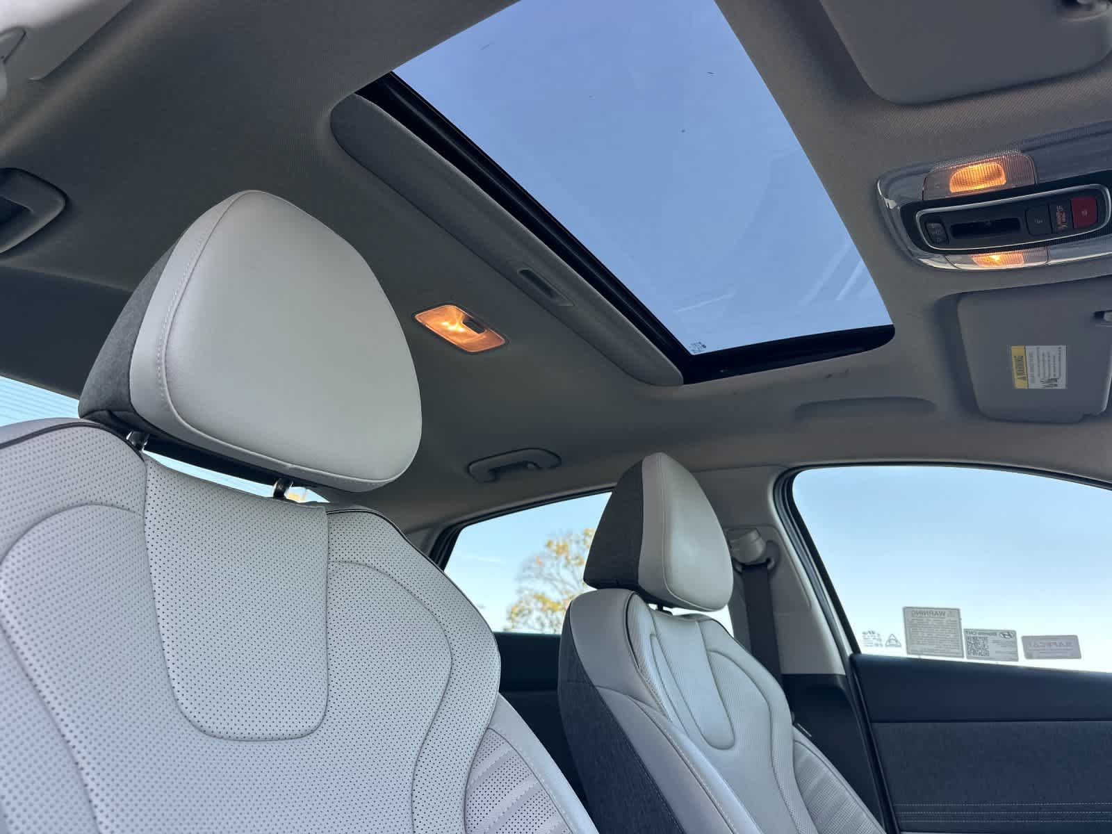Certified 2025 Hyundai Elantra Limited FWD image 17