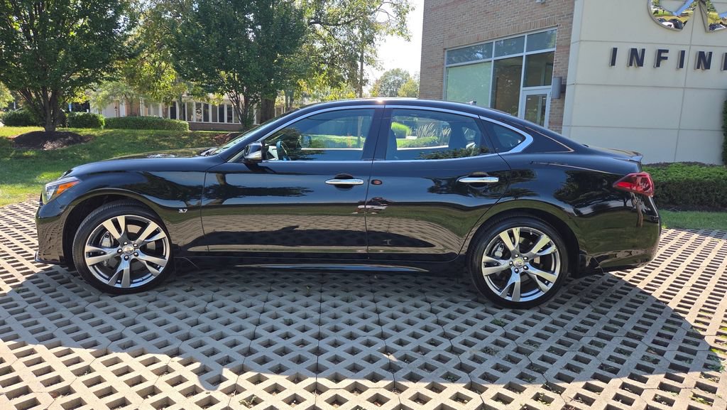 Used 2019 INFINITI Q70 Luxe w/ Sport Package AWD/4WD image 7
