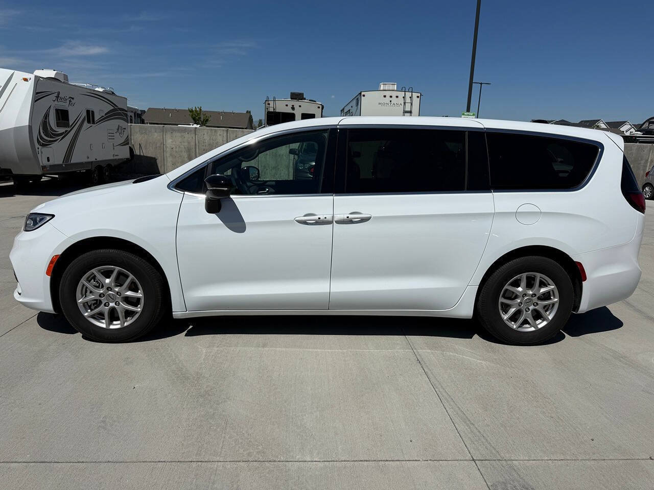 Used 2024 Chrysler Pacifica Touring FWD image 6