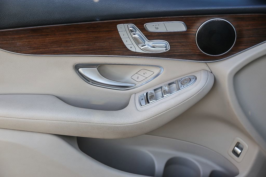 Used 2021 Mercedes-Benz GLC 300 4MATIC image 21