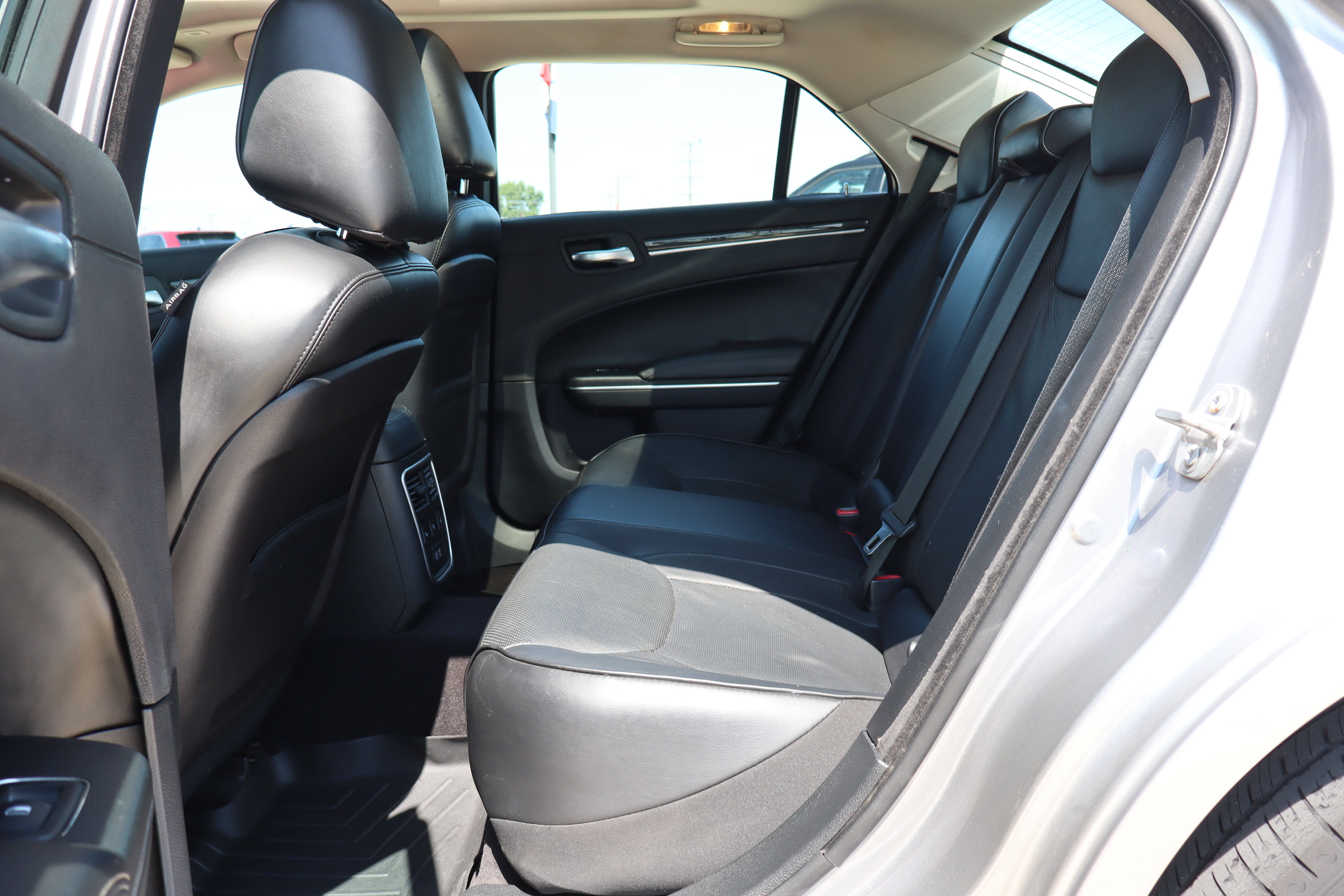 Used 2017 Chrysler 300 C AWD/4WD image 10