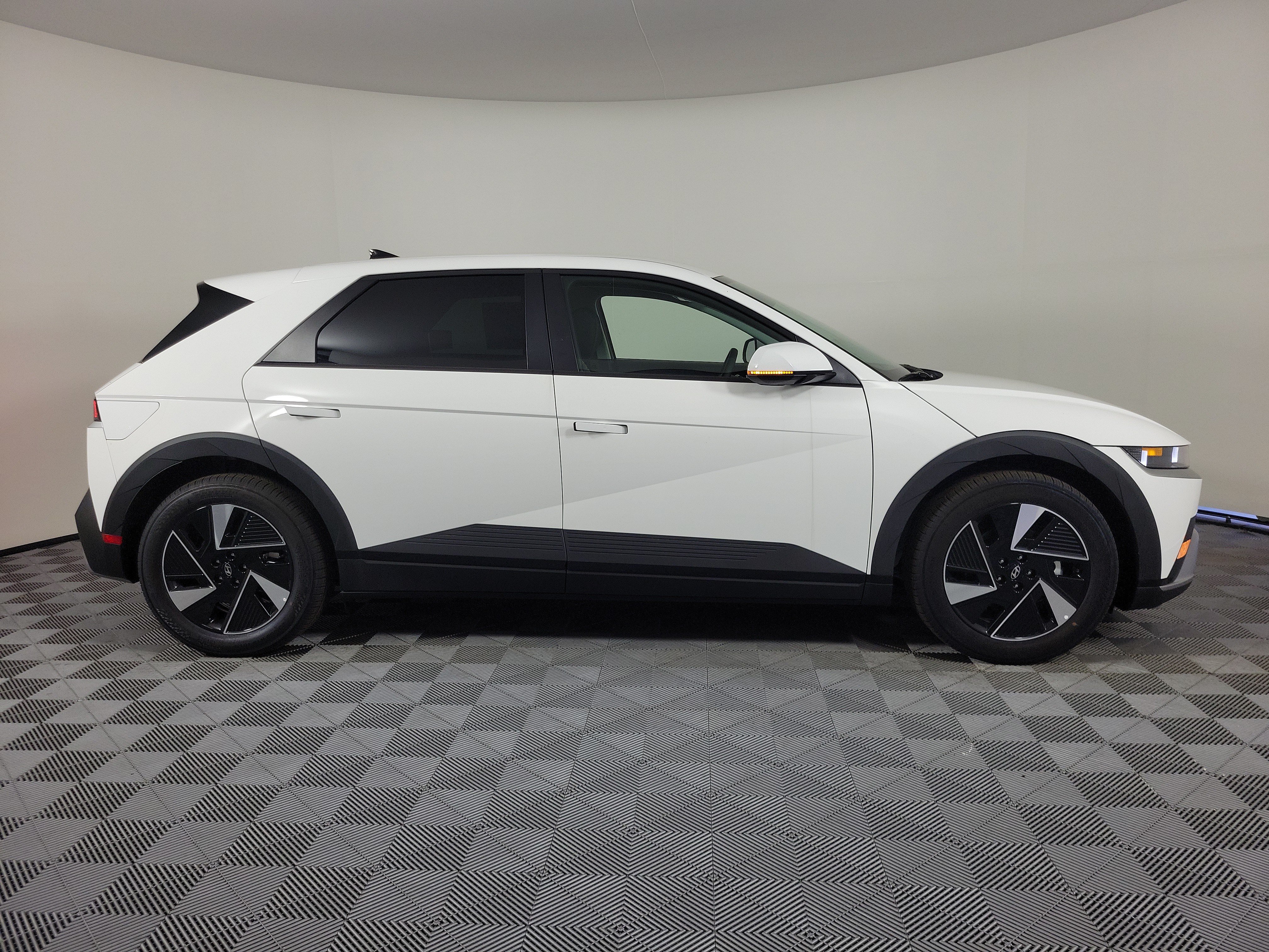 New 2026 Hyundai Ioniq 5 SEL AWD/4WD image 2