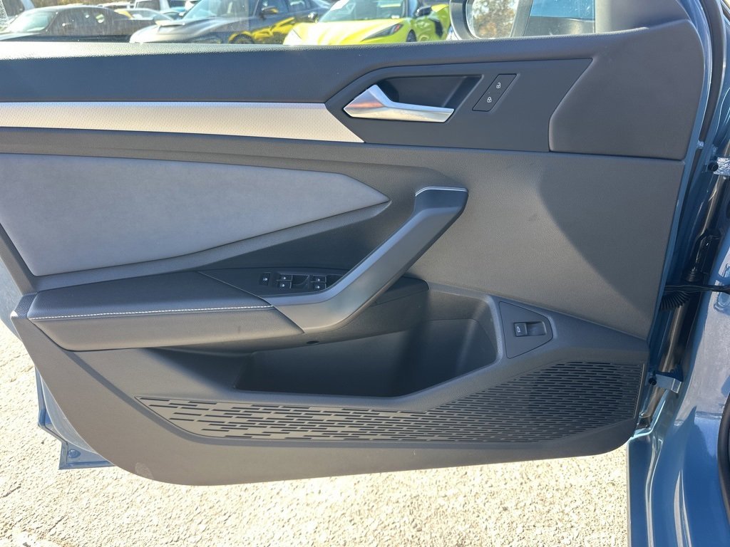 Used 2025 Volkswagen Jetta SE image 25