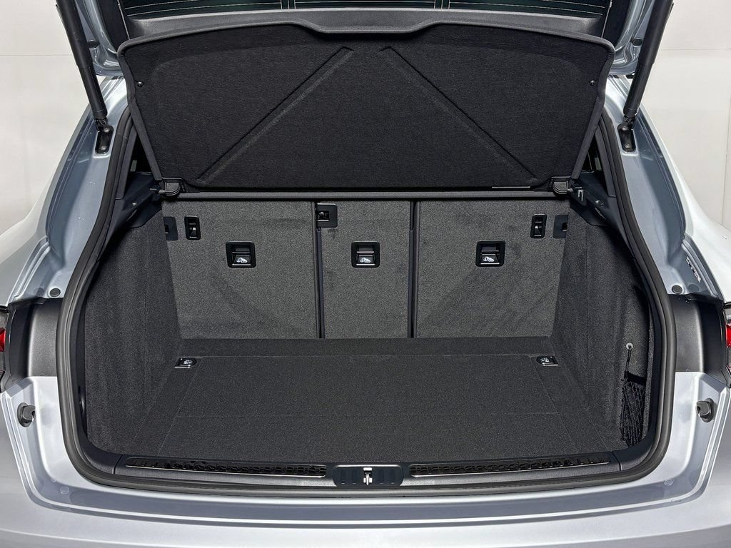 Certified 2026 Porsche Macan AWD/4WD image 13