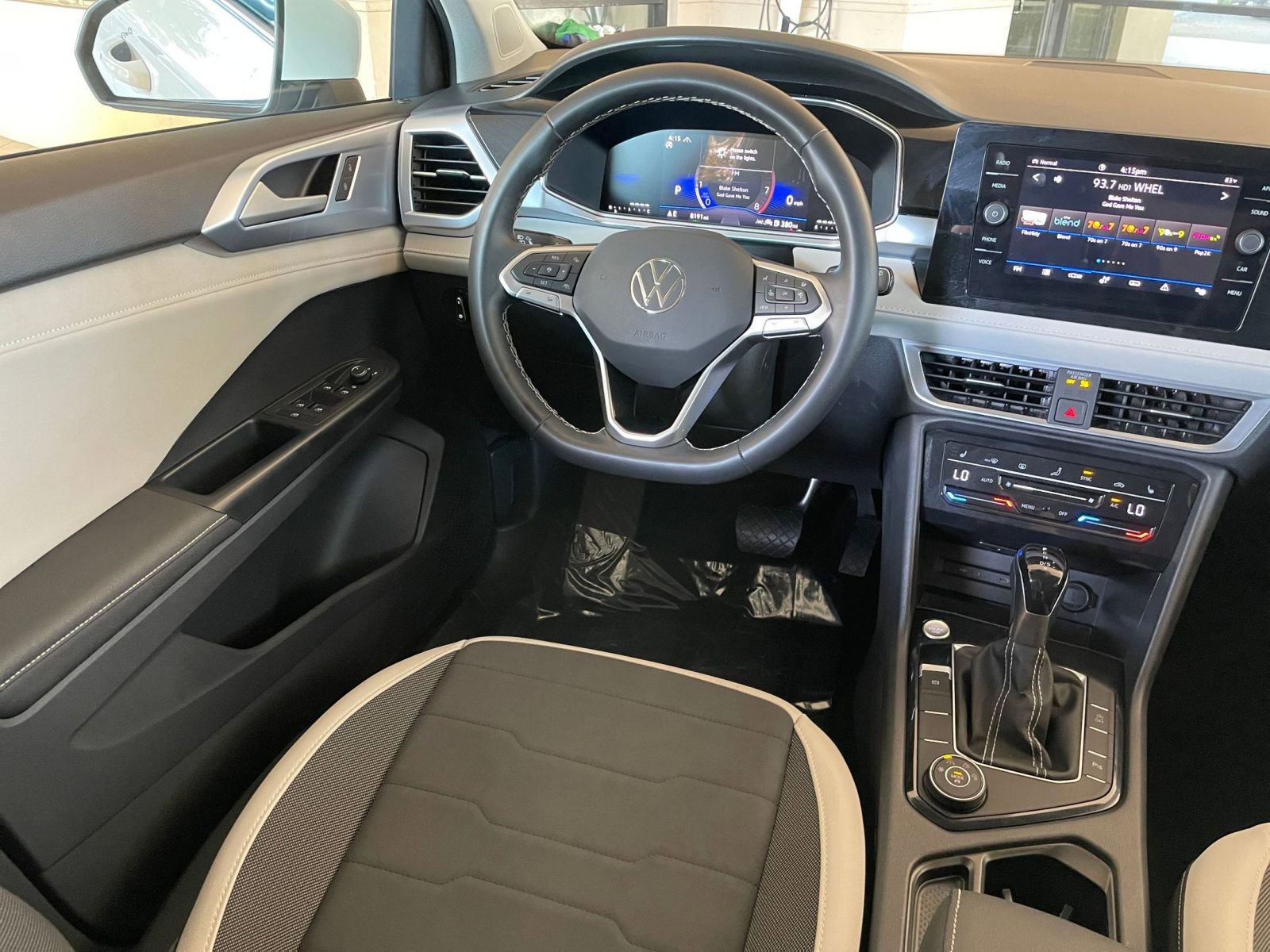 Used 2025 Volkswagen Taos SE image 34