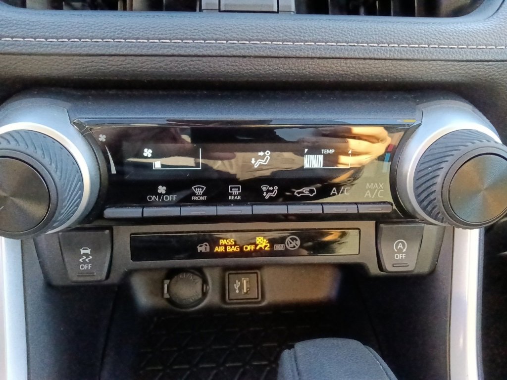 Used 2024 Toyota RAV4 LE image 23