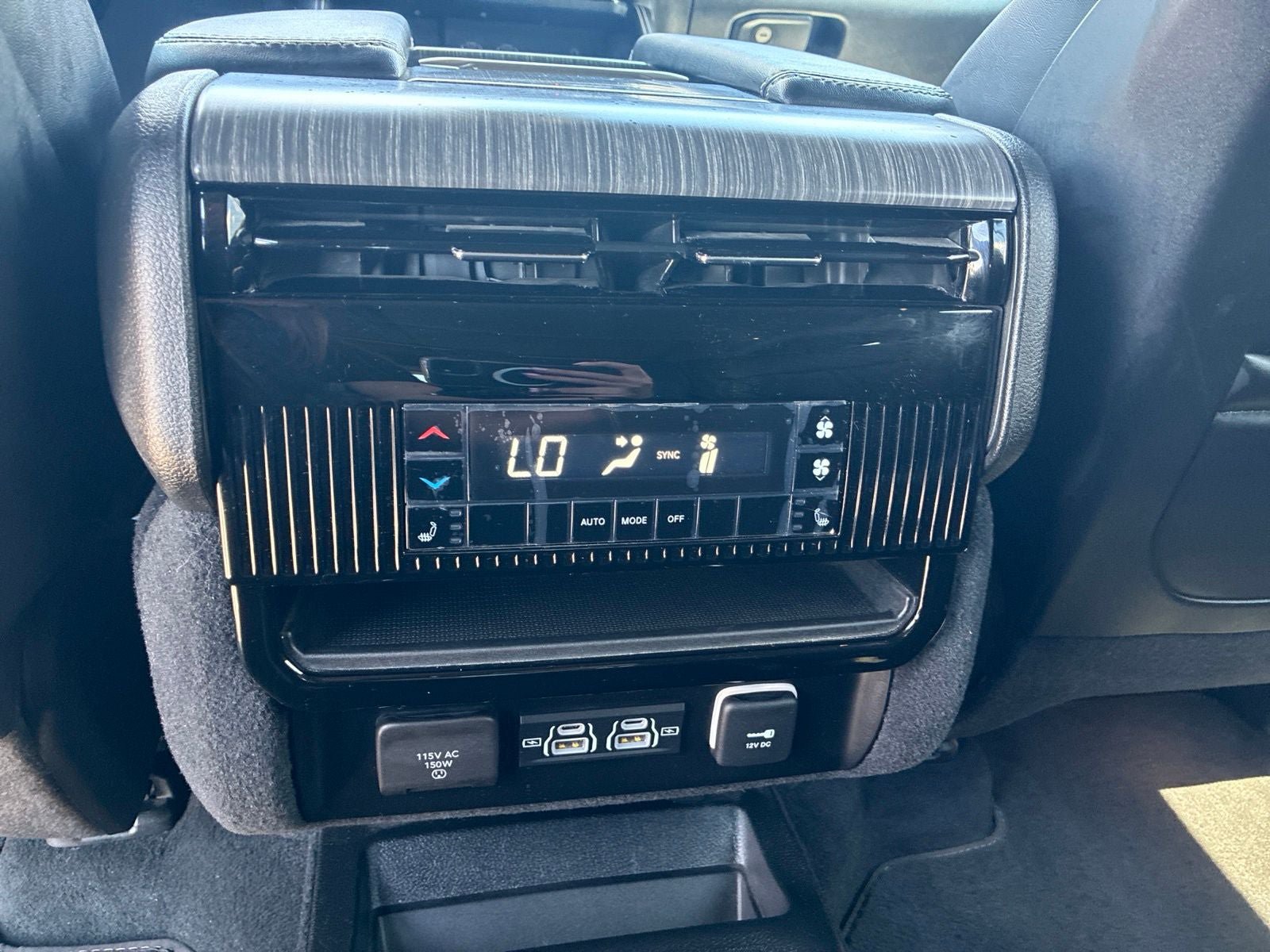 Used 2023 Jeep Wagoneer Series II w/ Premium Group I AWD/4WD image 18
