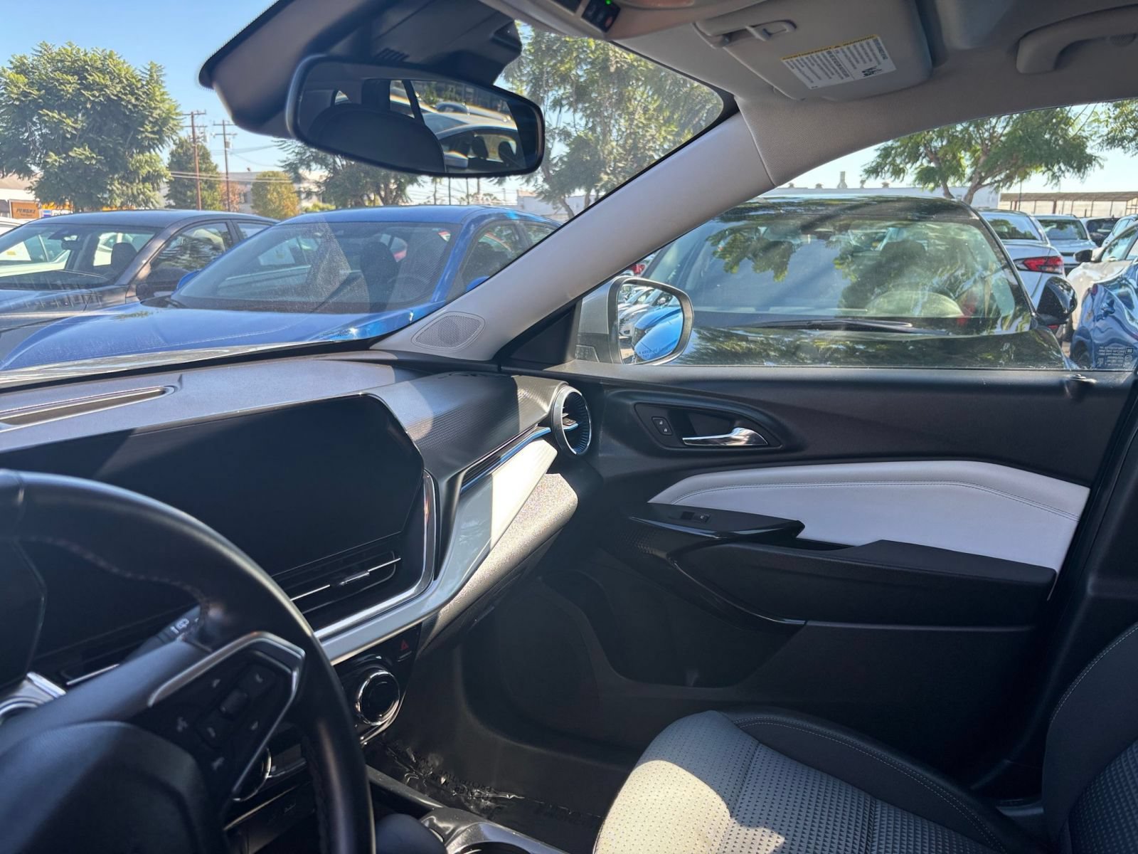 Used 2025 Chevrolet Trax LT w/ LT Convenience Package FWD image 35