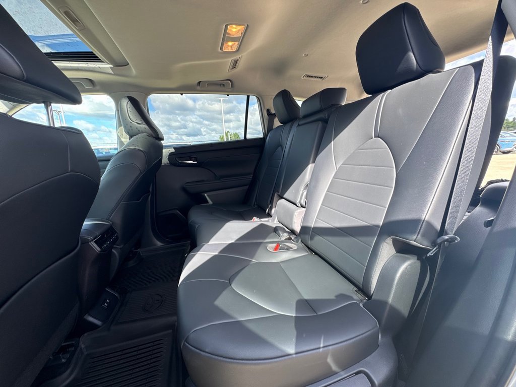 Used 2020 Toyota Highlander XLE image 21