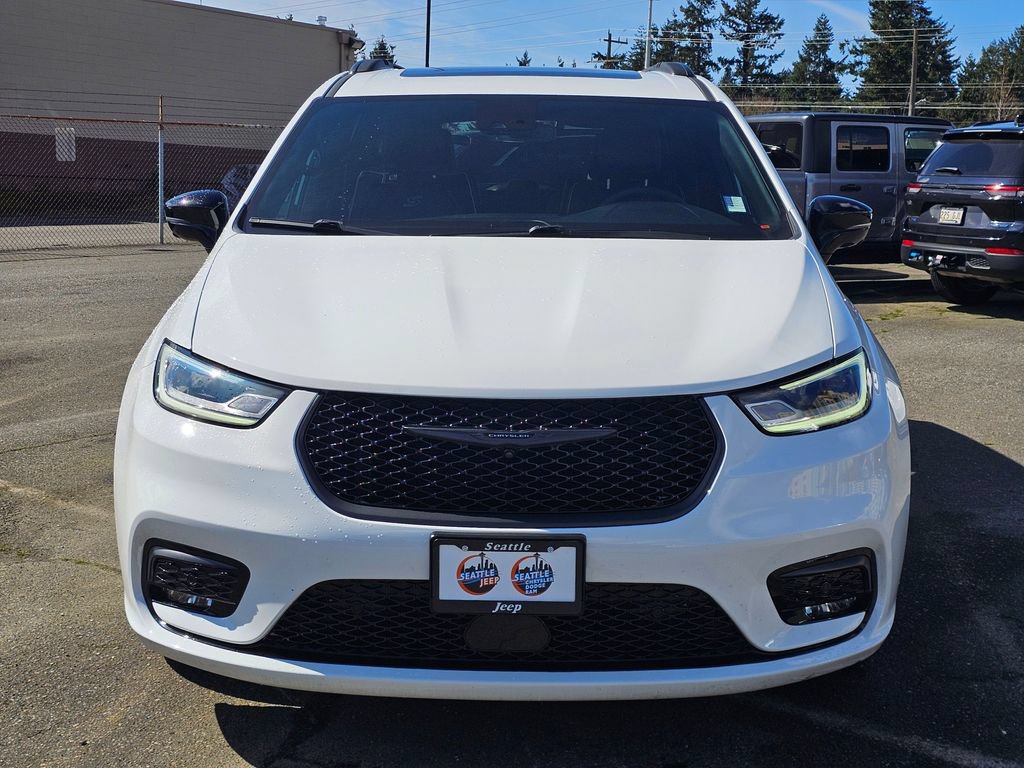 Used 2023 Chrysler Pacifica Limited w/ S Appearance Package FWD image 3