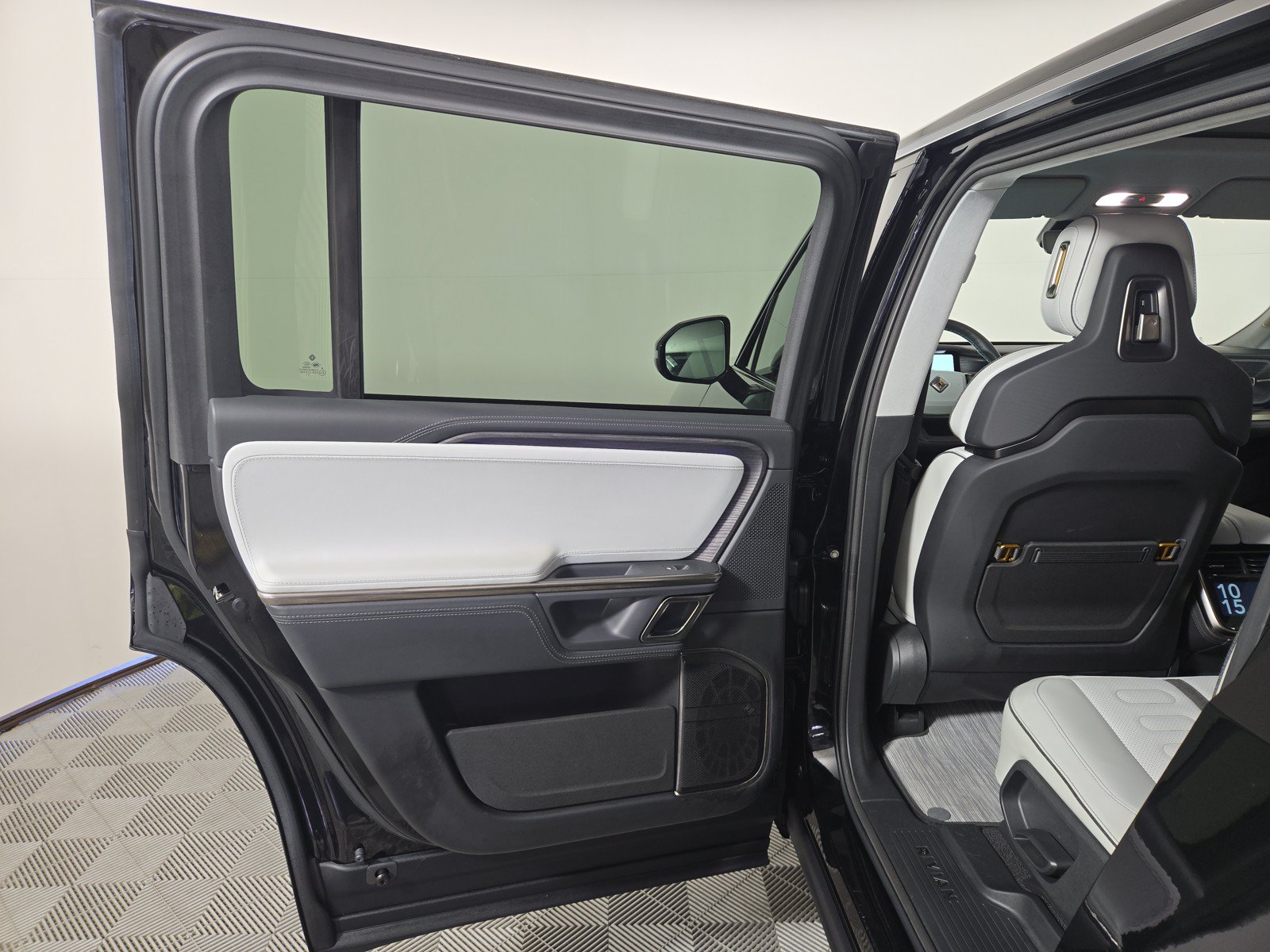 Used 2024 Rivian R1S Adventure AWD/4WD image 17
