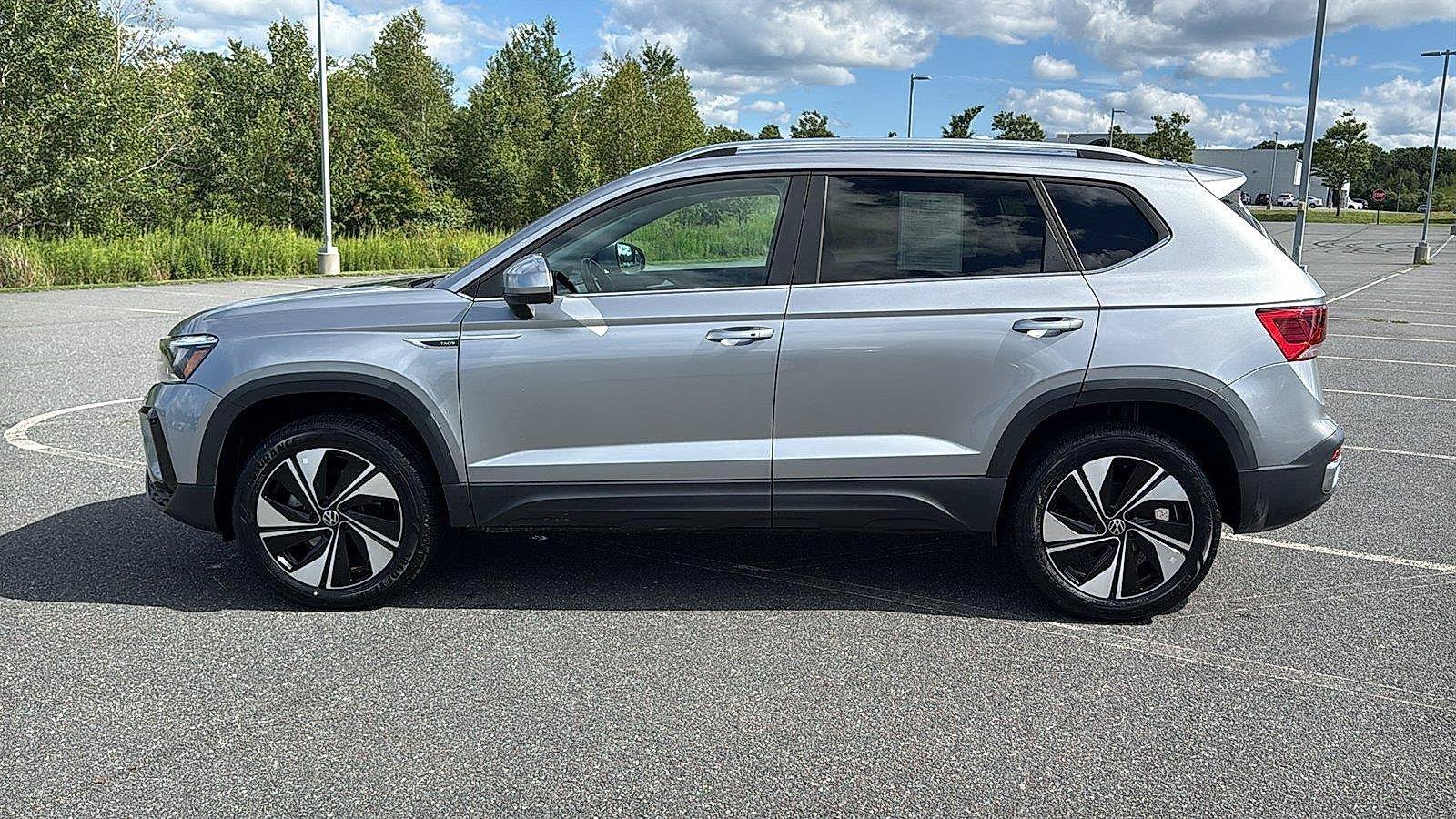 Used 2023 Volkswagen Taos SE w/ Panoramic Sunroof Package AWD/4WD image 11
