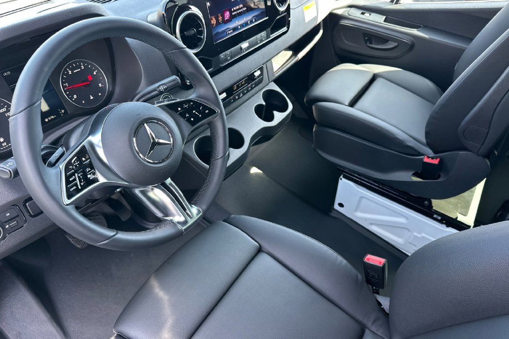 Used 2025 Mercedes-Benz Sprinter 2500 image 10