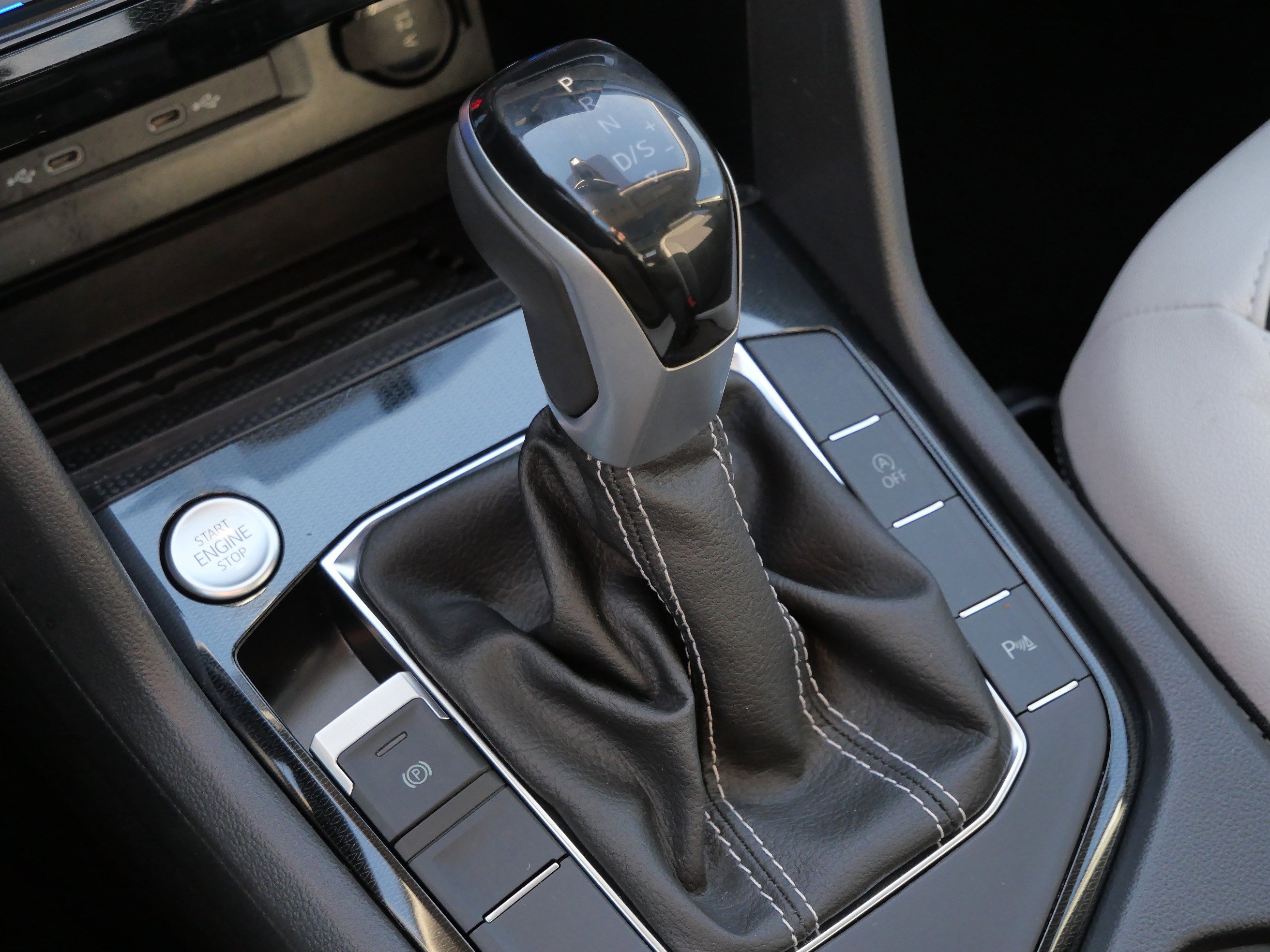 Certified 2025 Volkswagen Taos SE image 25