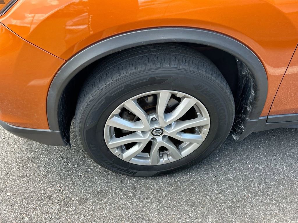 Used 2018 Nissan Rogue SV image 5