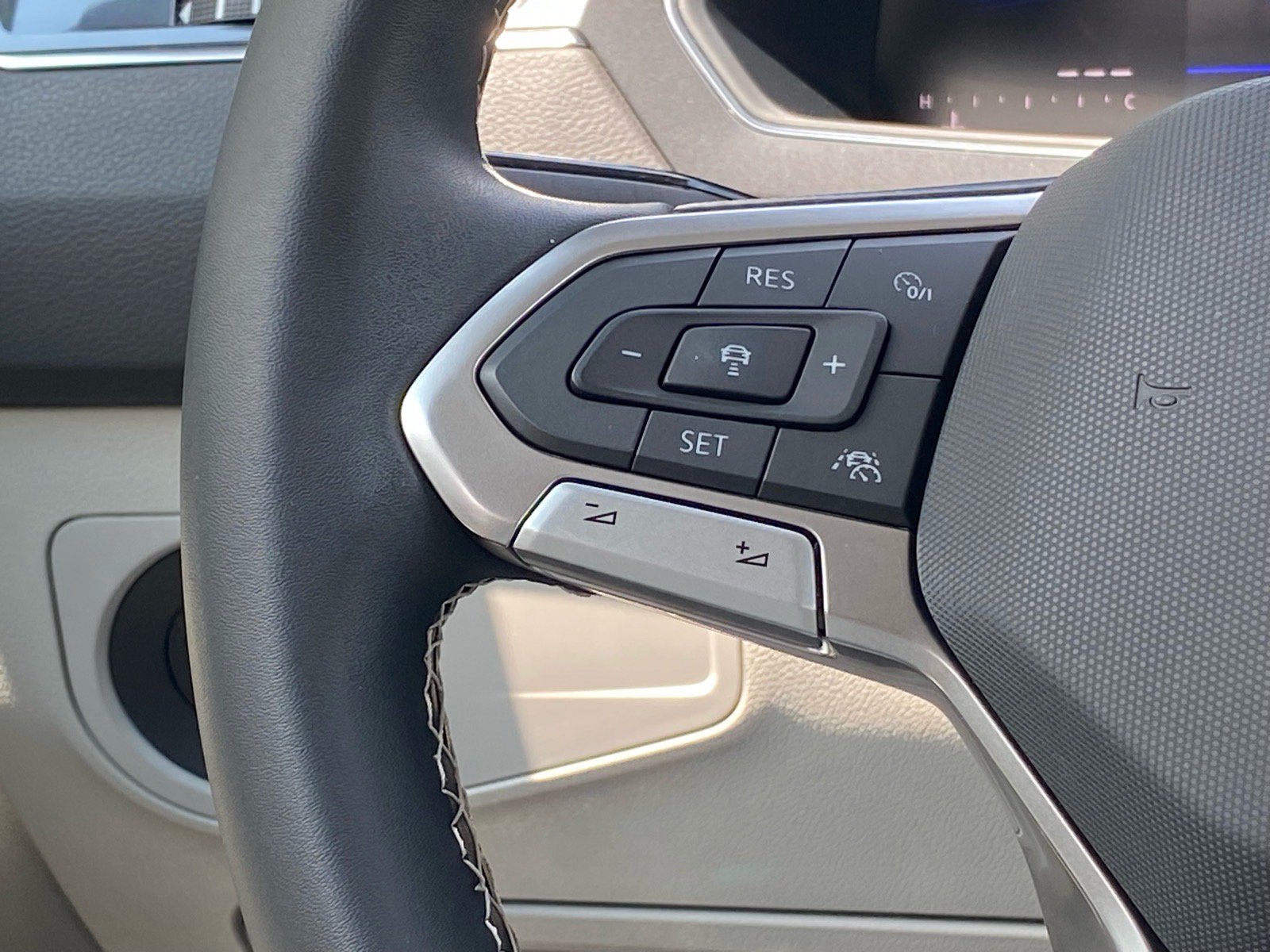 Certified 2023 Volkswagen Tiguan SE FWD image 6