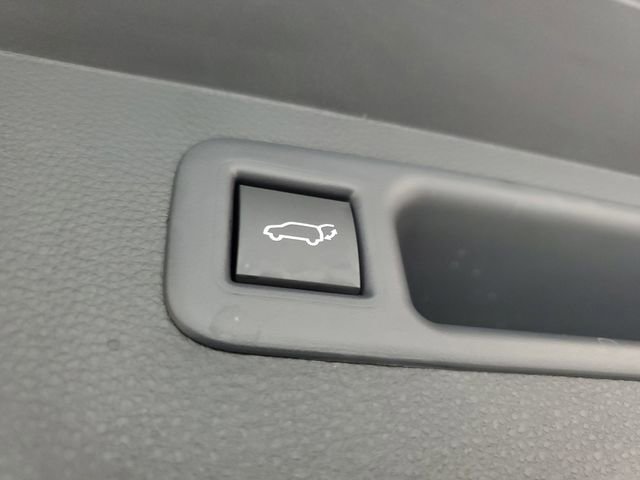 Used 2025 Toyota Highlander XLE image 10