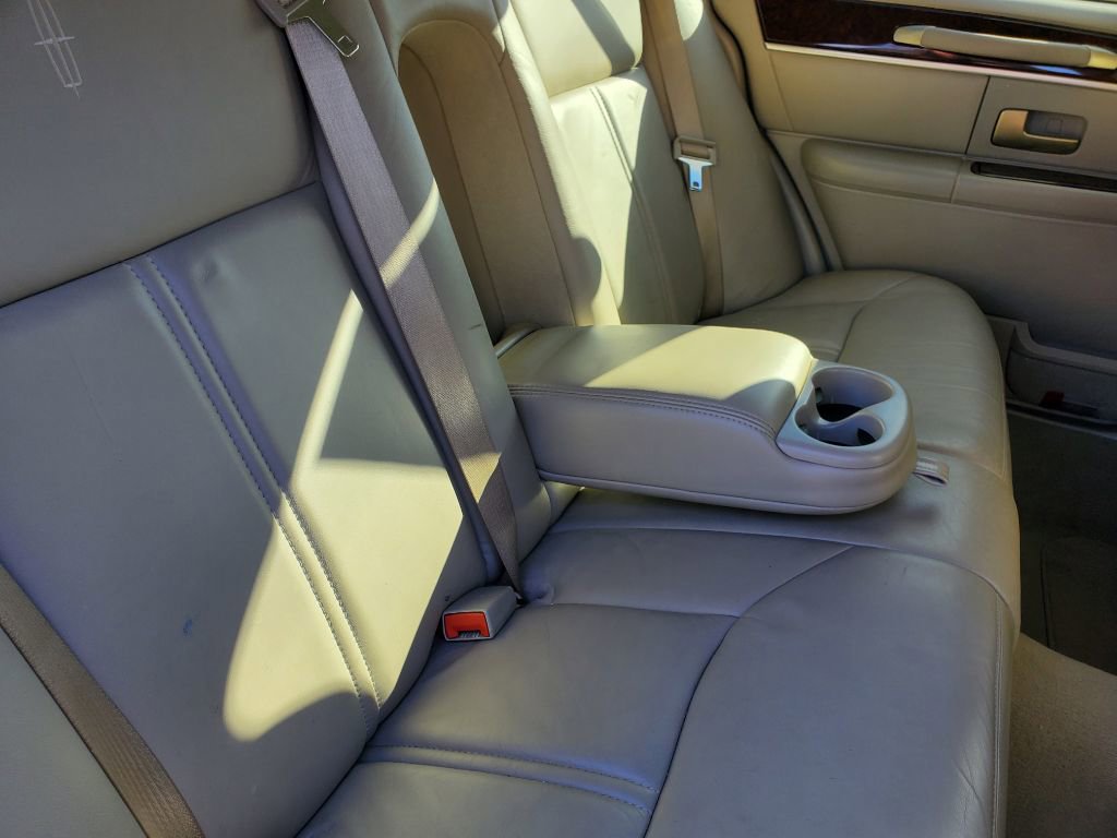Used 2006 Lincoln Town Car Signature Limited image 37