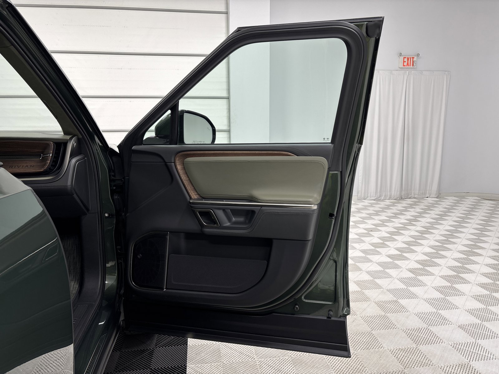 Used 2024 Rivian R1S Adventure AWD/4WD image 18