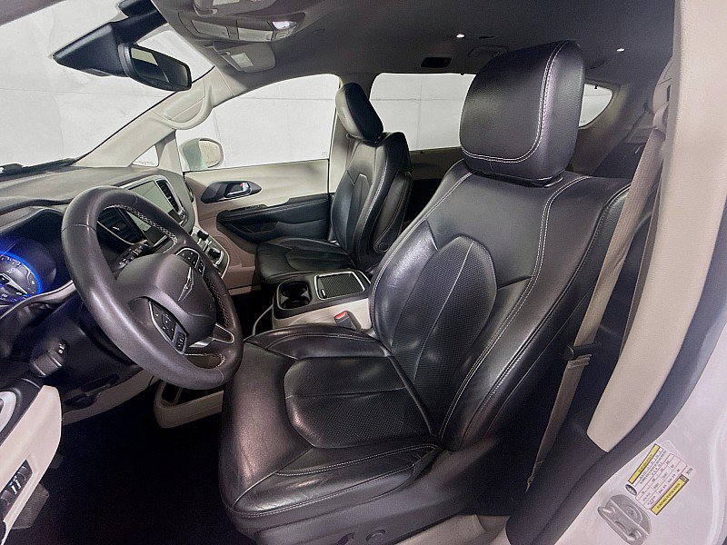 Used 2022 Chrysler Pacifica Touring-L FWD image 11