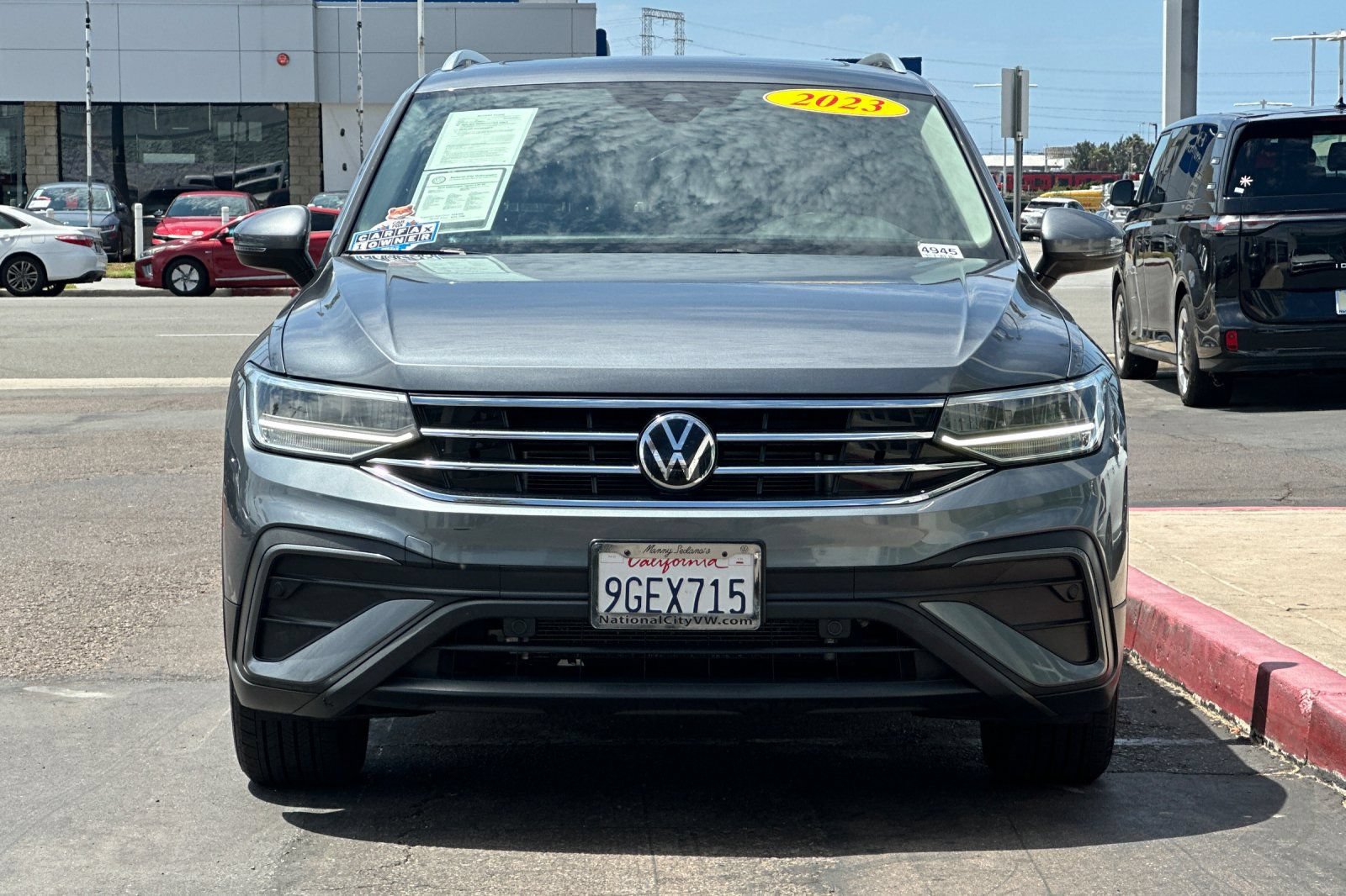 Used 2023 Volkswagen Tiguan SE w/ Panoramic Sunroof Package FWD image 10