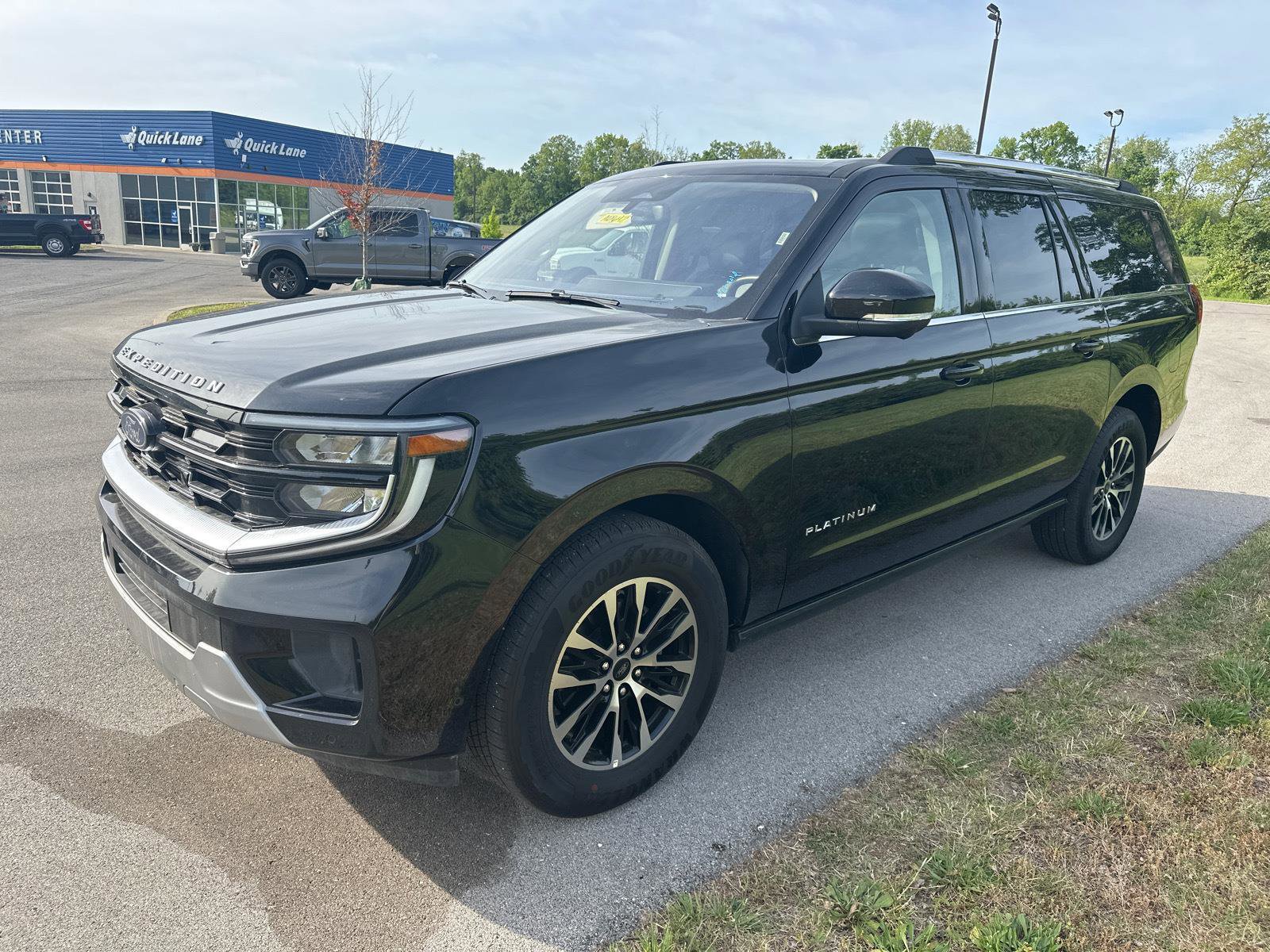 Used 2025 Ford Expedition Max Platinum AWD/4WD image 3
