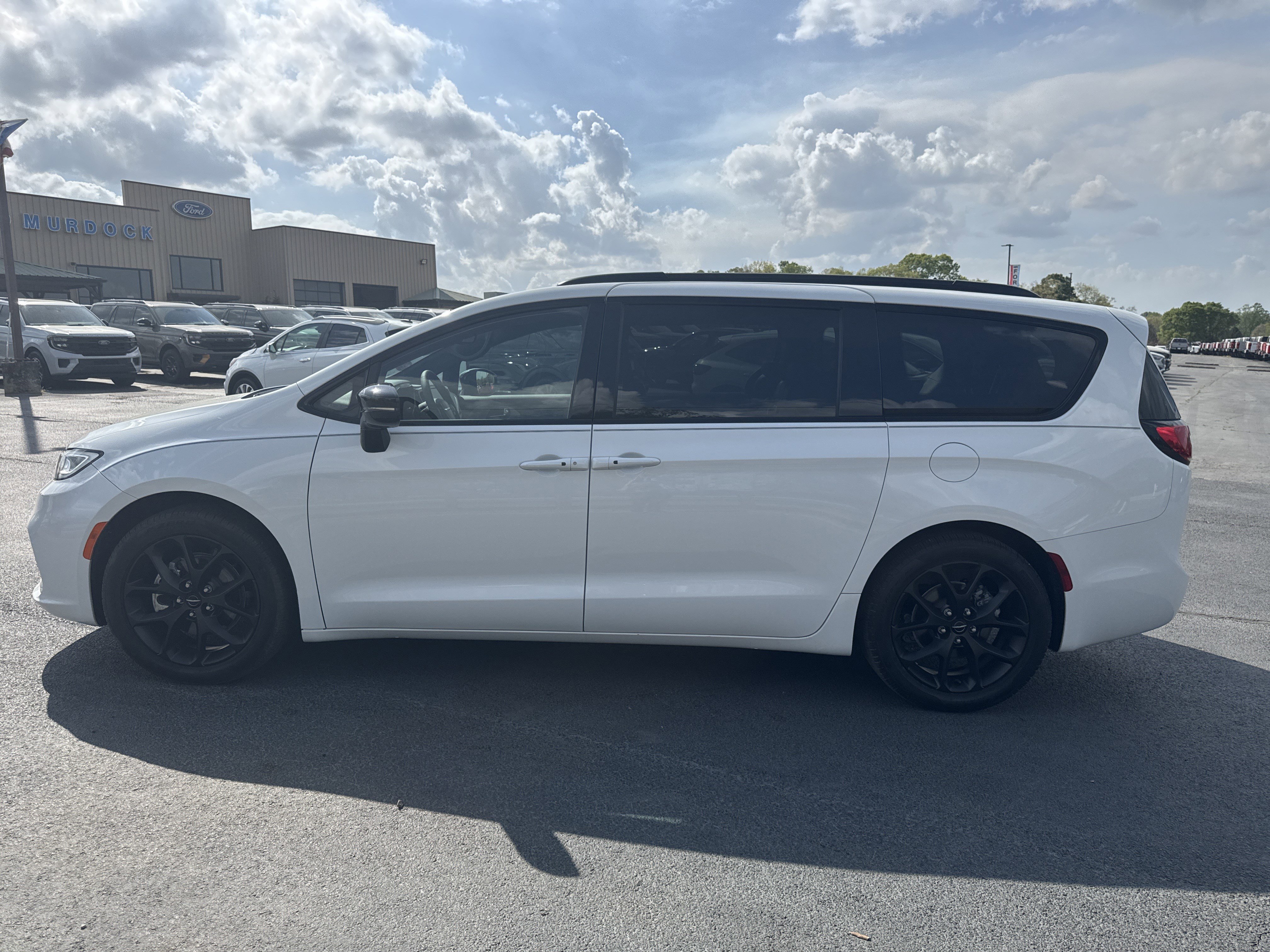 Used 2024 Chrysler Pacifica Touring-L w/ S Appearance Package image 16