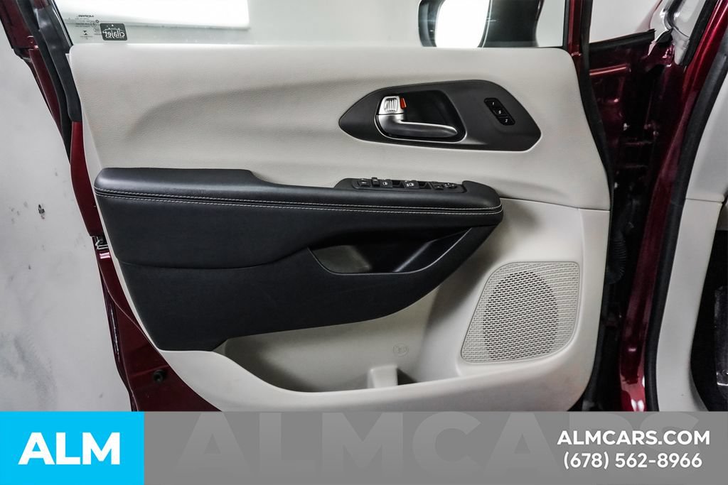 Used 2023 Chrysler Pacifica Touring-L FWD image 39
