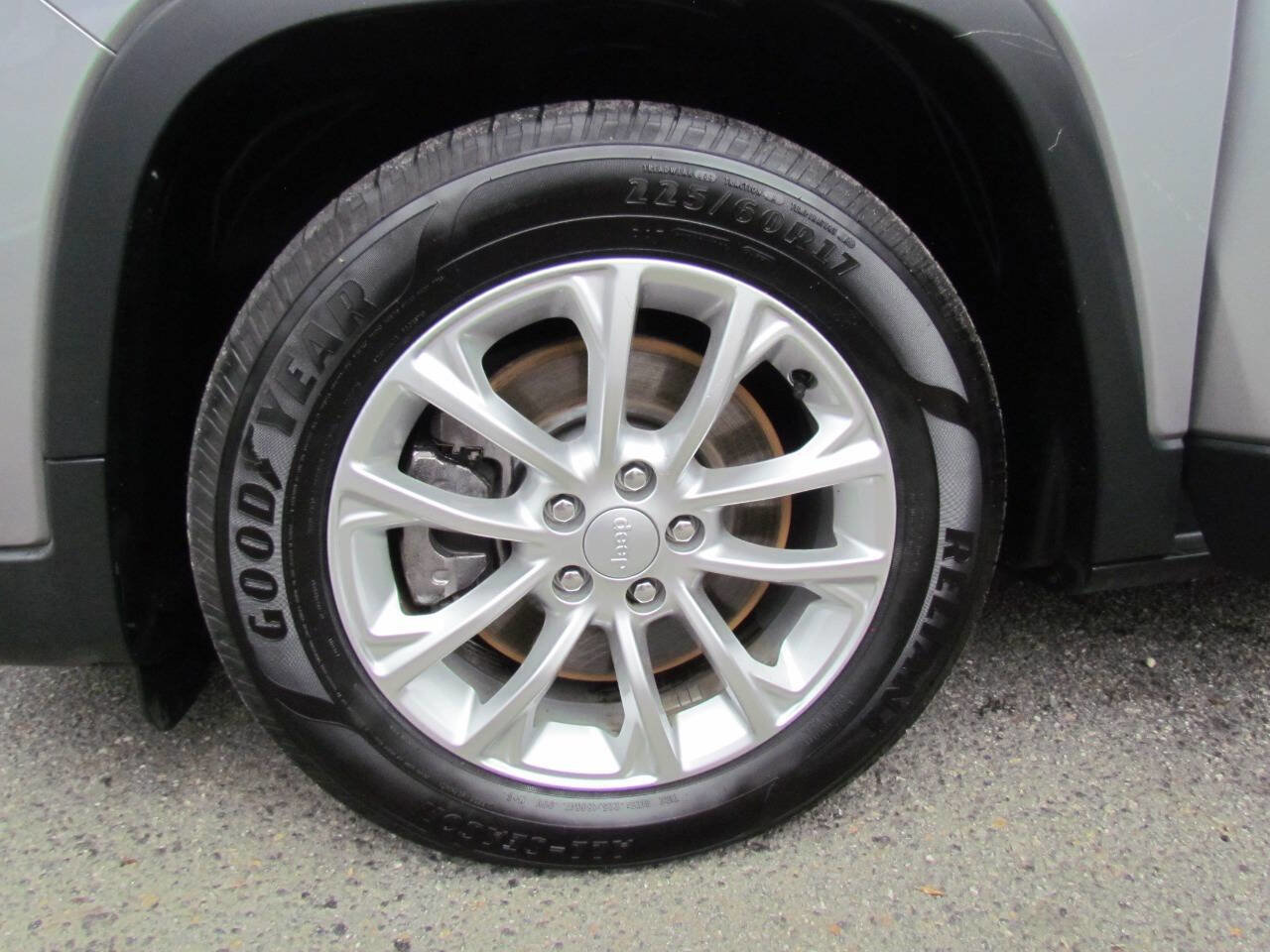 Used 2019 Jeep Cherokee Latitude w/ Popular Appearance Group image 25