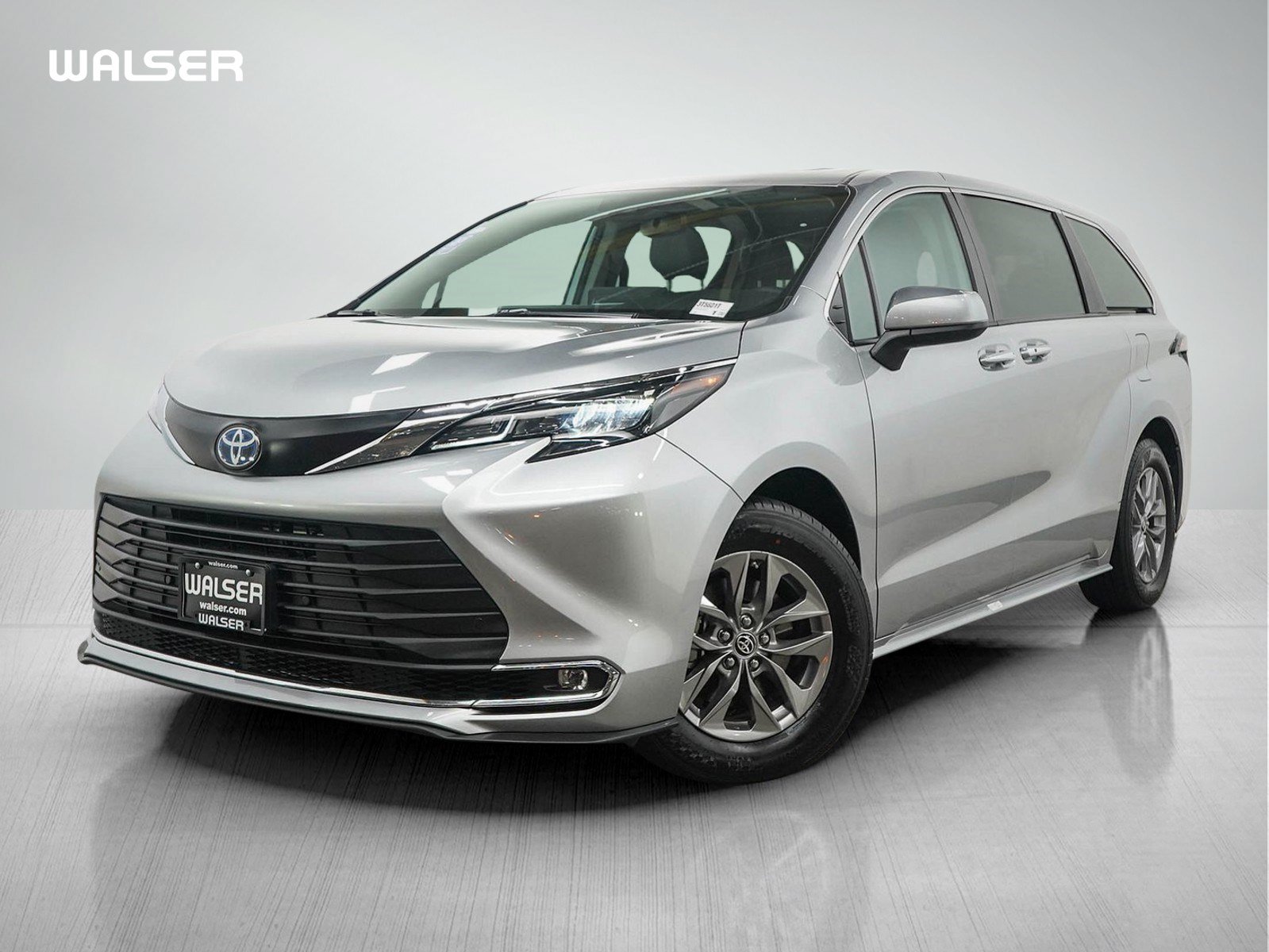 Used 2024 Toyota Sienna XLE FWD image 1