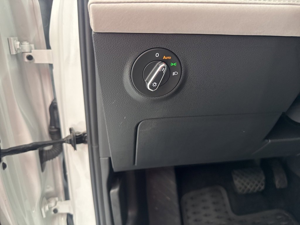 Certified 2025 Volkswagen Taos SE image 11