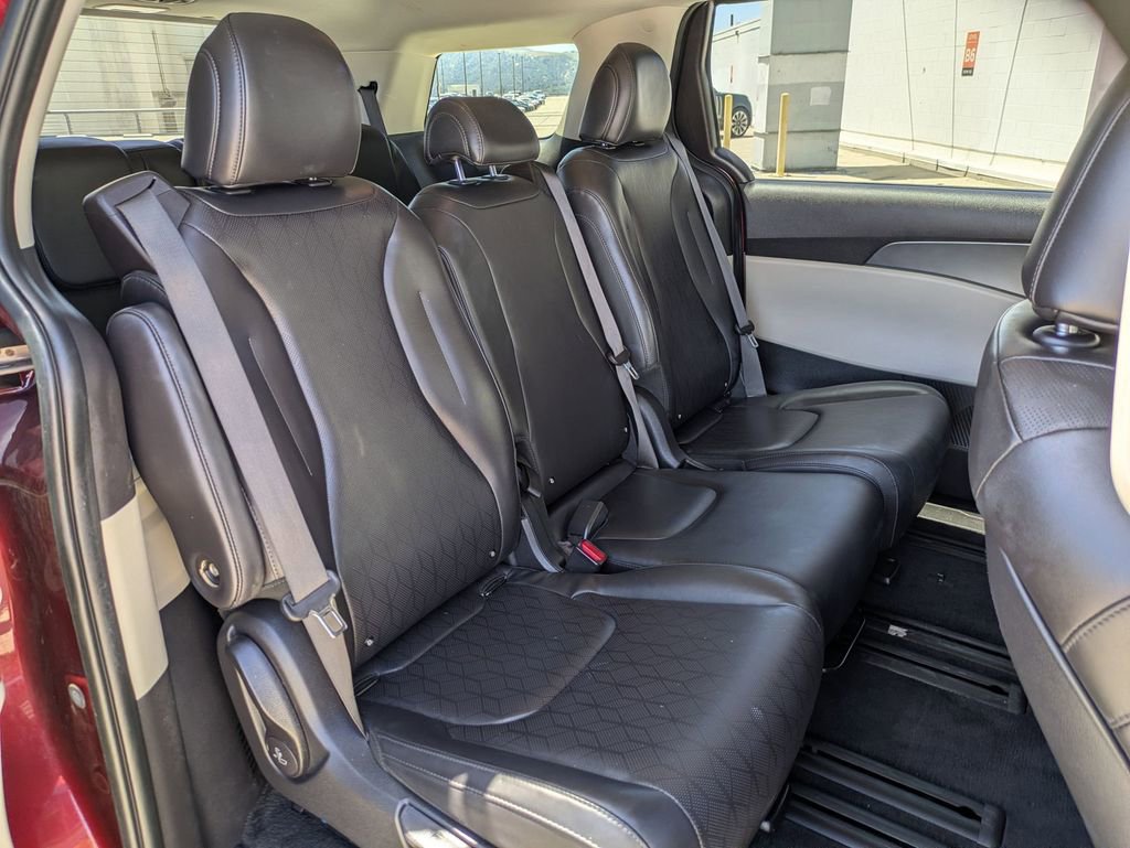 Used 2023 Kia Carnival LX FWD image 27