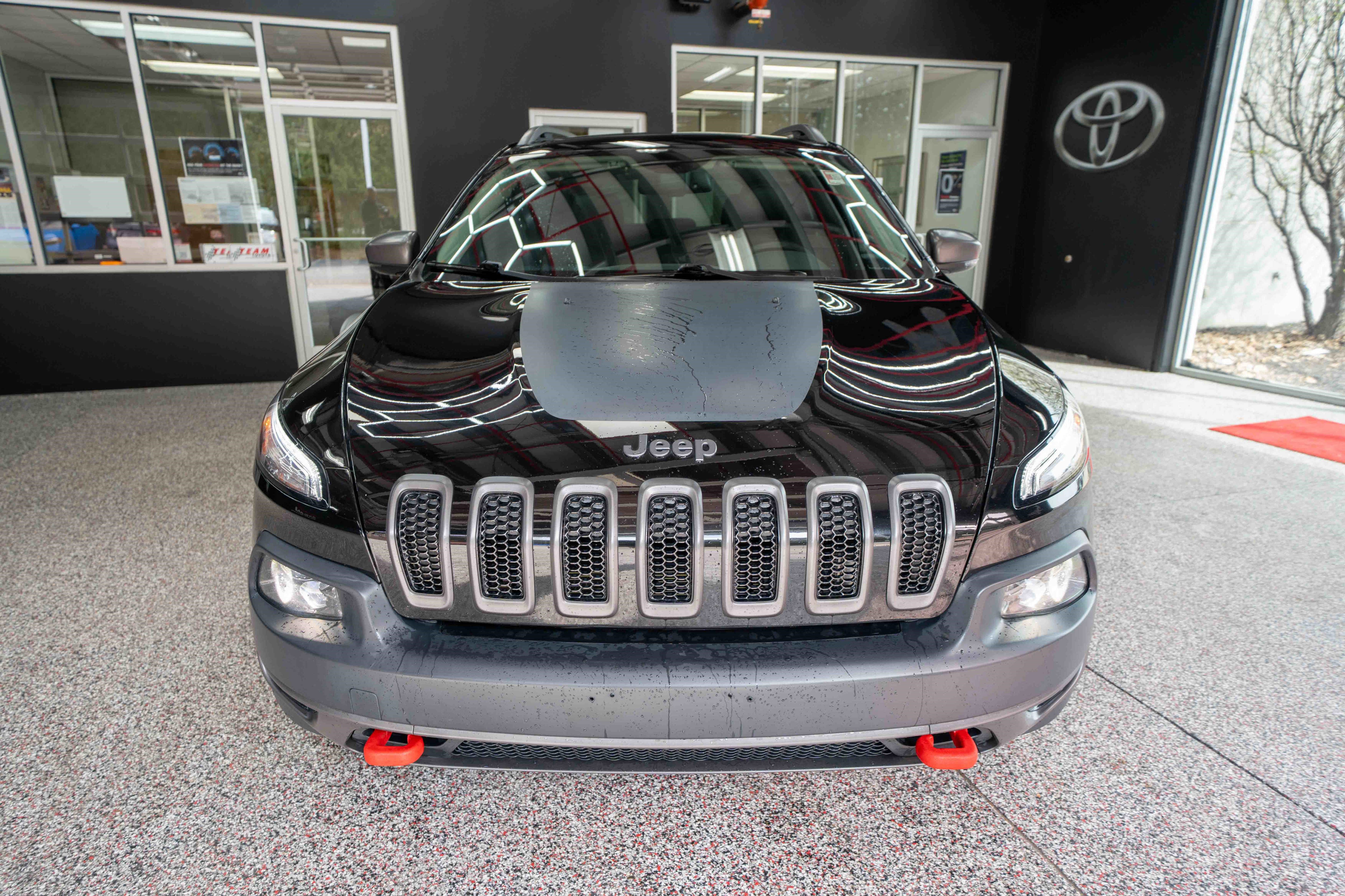 Used 2017 Jeep Cherokee Trailhawk image 6