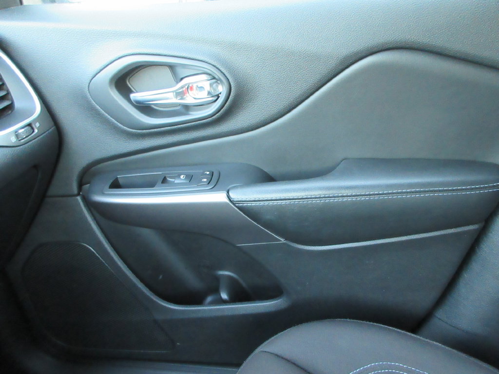 Used 2020 Jeep Cherokee Latitude FWD image 33