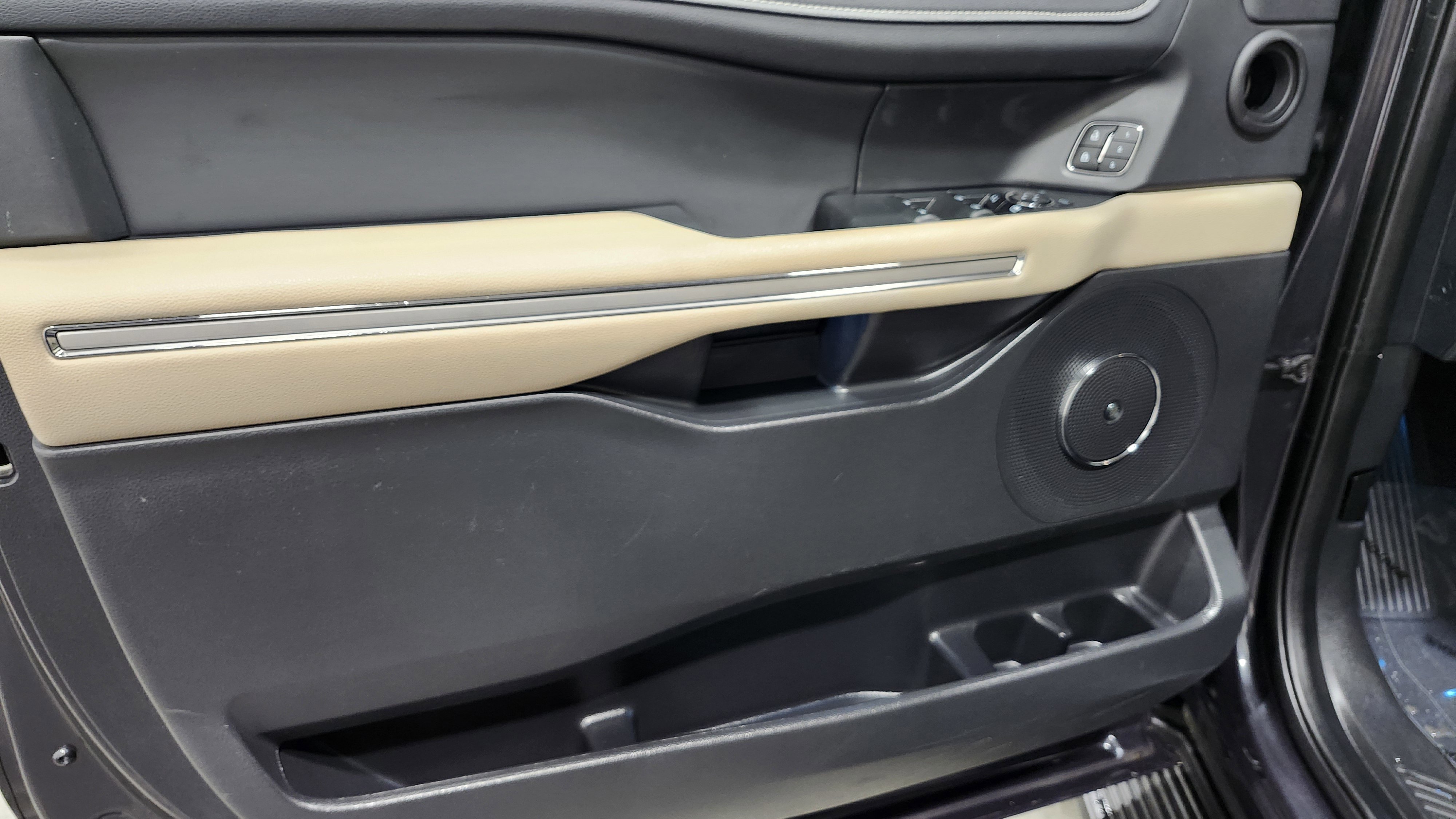 Used 2024 Ford Expedition Limited image 27