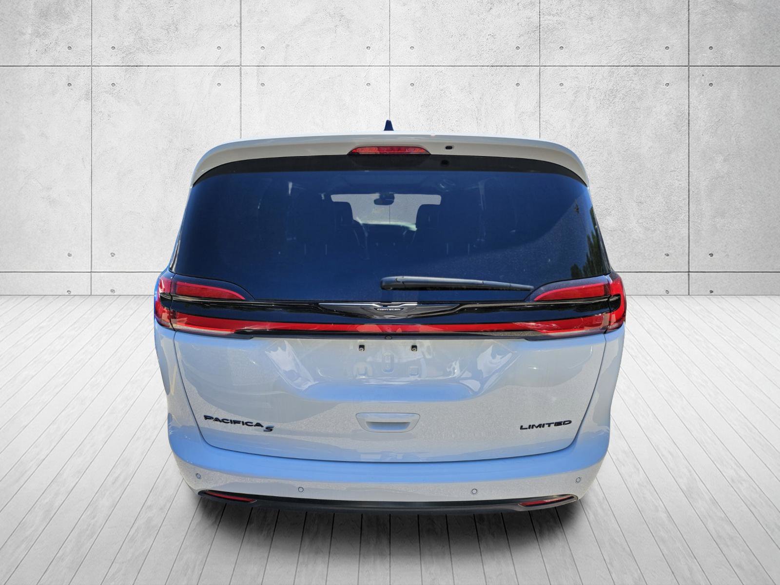 Used 2025 Chrysler Pacifica Limited FWD image 9