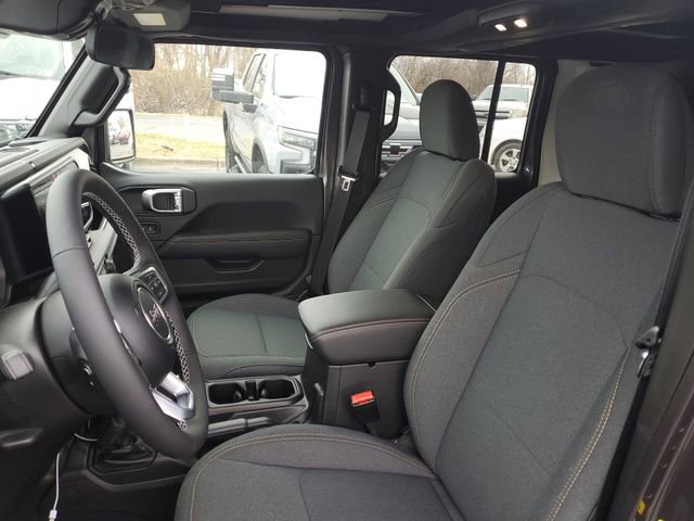 Used 2025 Jeep Wrangler Sahara AWD/4WD image 5