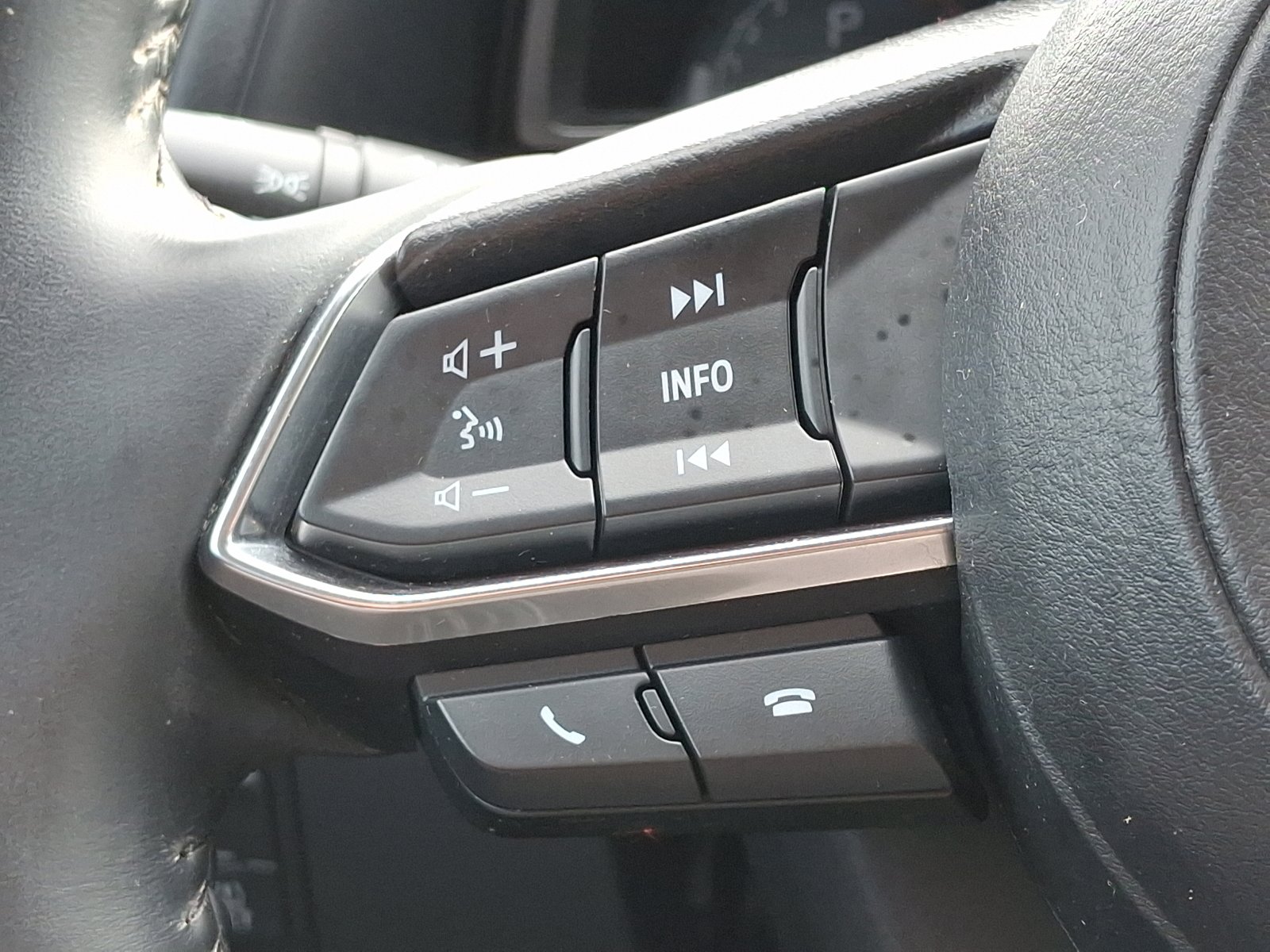 Used 2018 MAZDA MAZDA3 Touring image 23