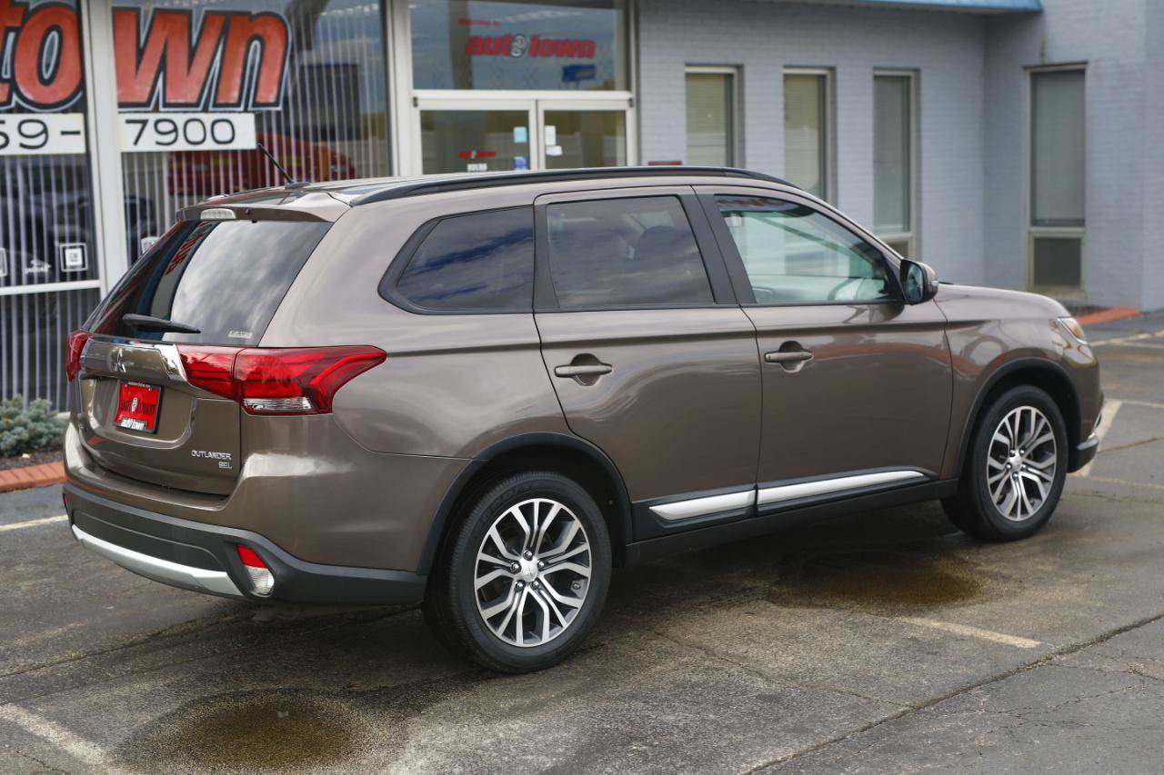 Used 2016 Mitsubishi Outlander SEL AWD/4WD image 17