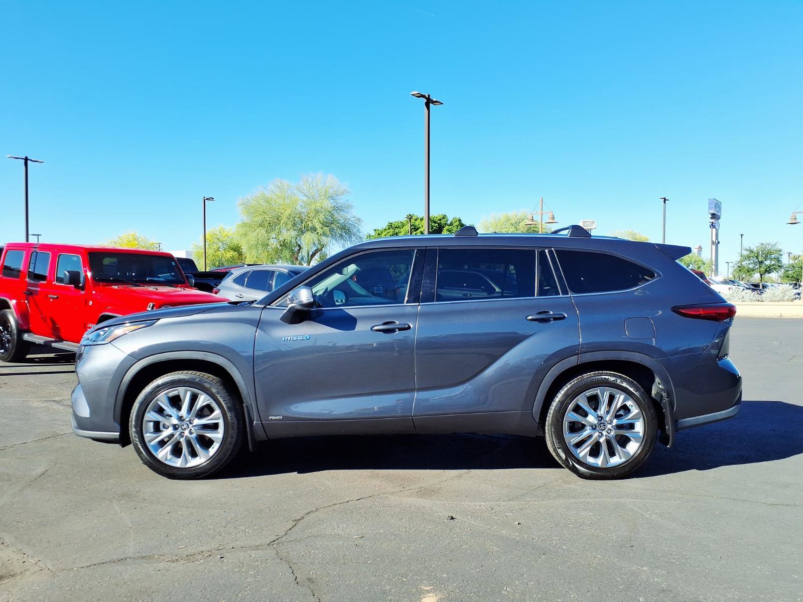 Used 2021 Toyota Highlander Limited image 3