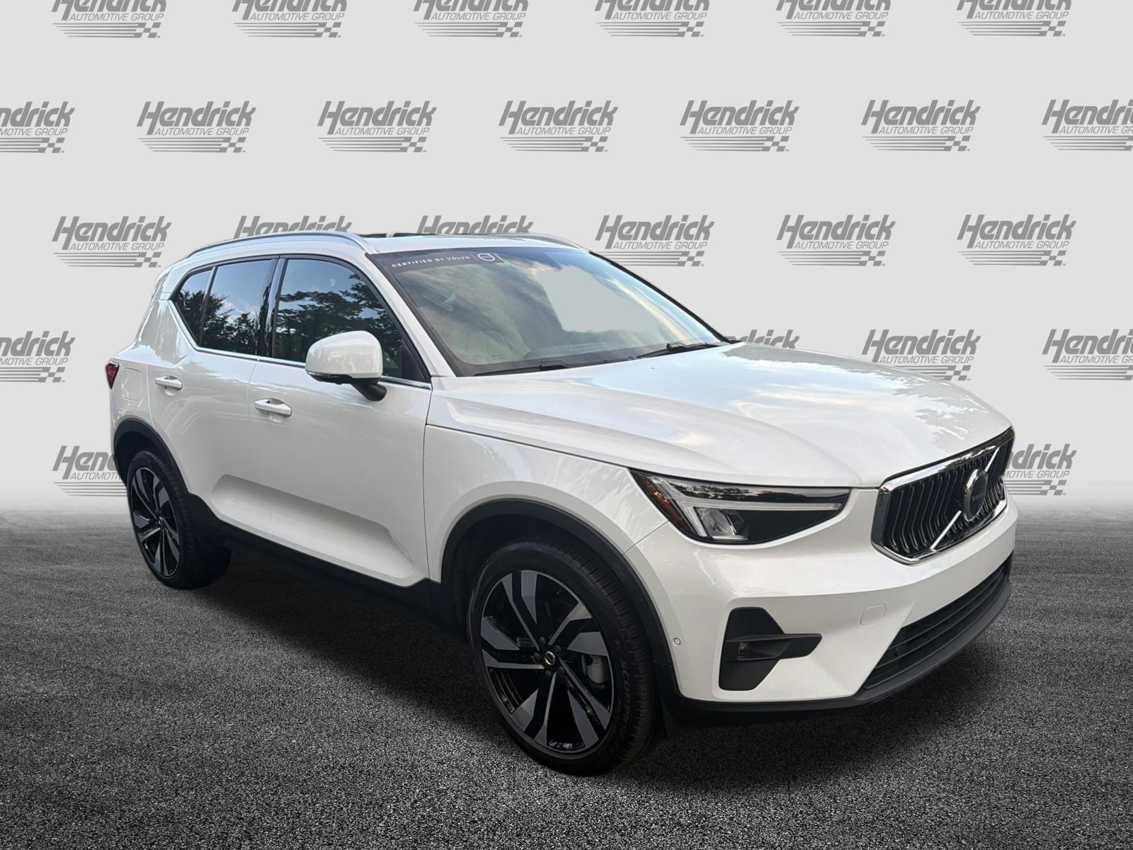 Certified 2024 Volvo XC40 B5 Plus AWD/4WD image 2