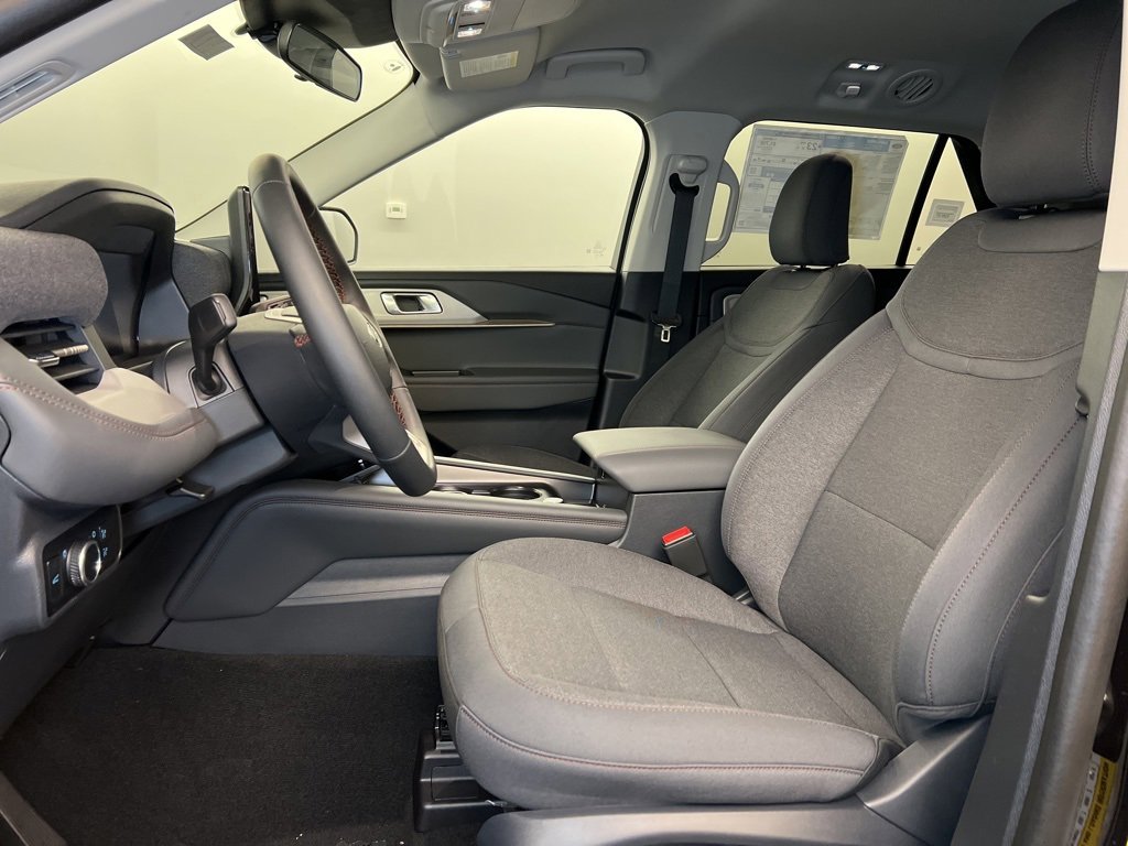 Used 2025 Ford Explorer Active image 23
