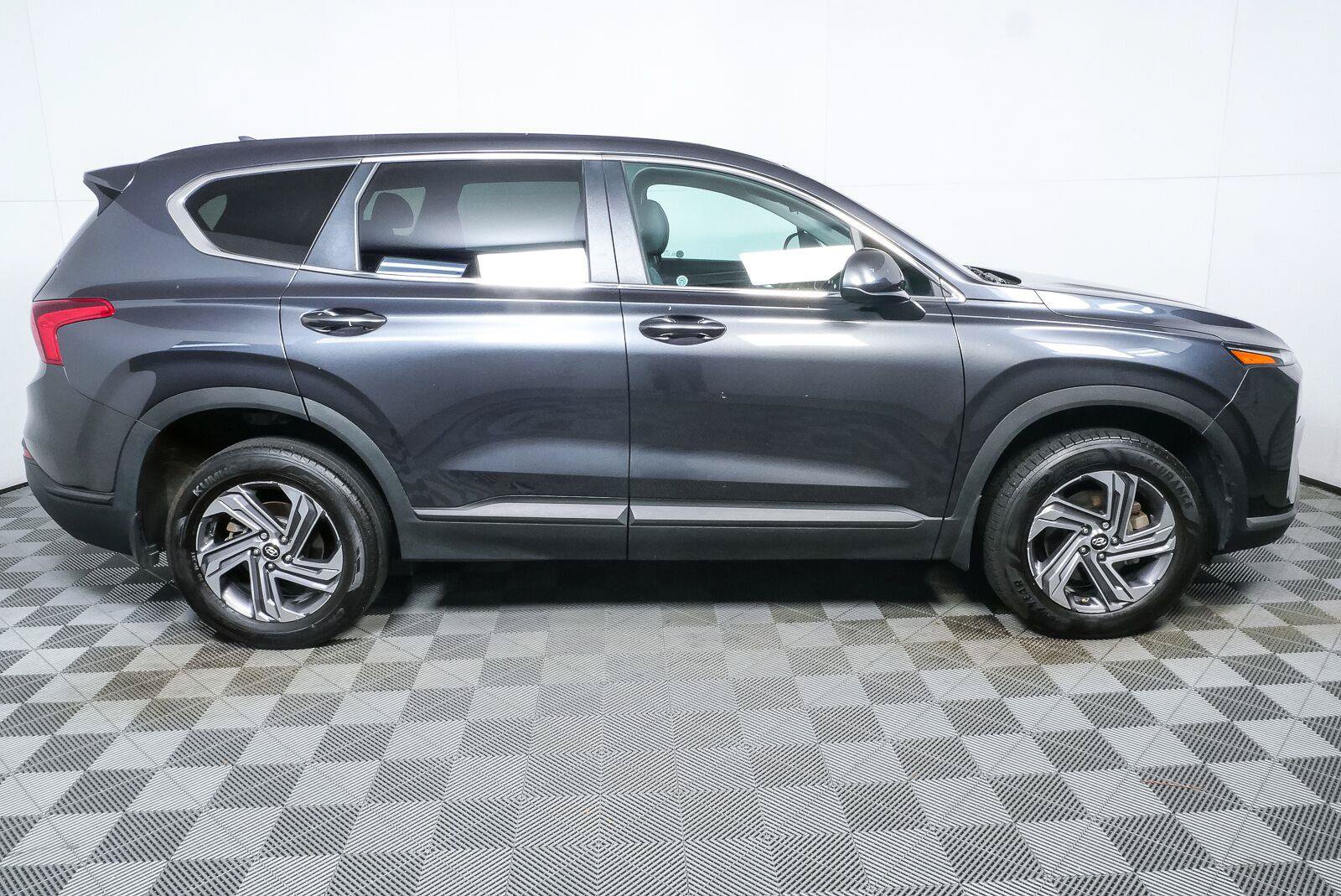 Used 2023 Hyundai Santa Fe SE AWD/4WD image 2