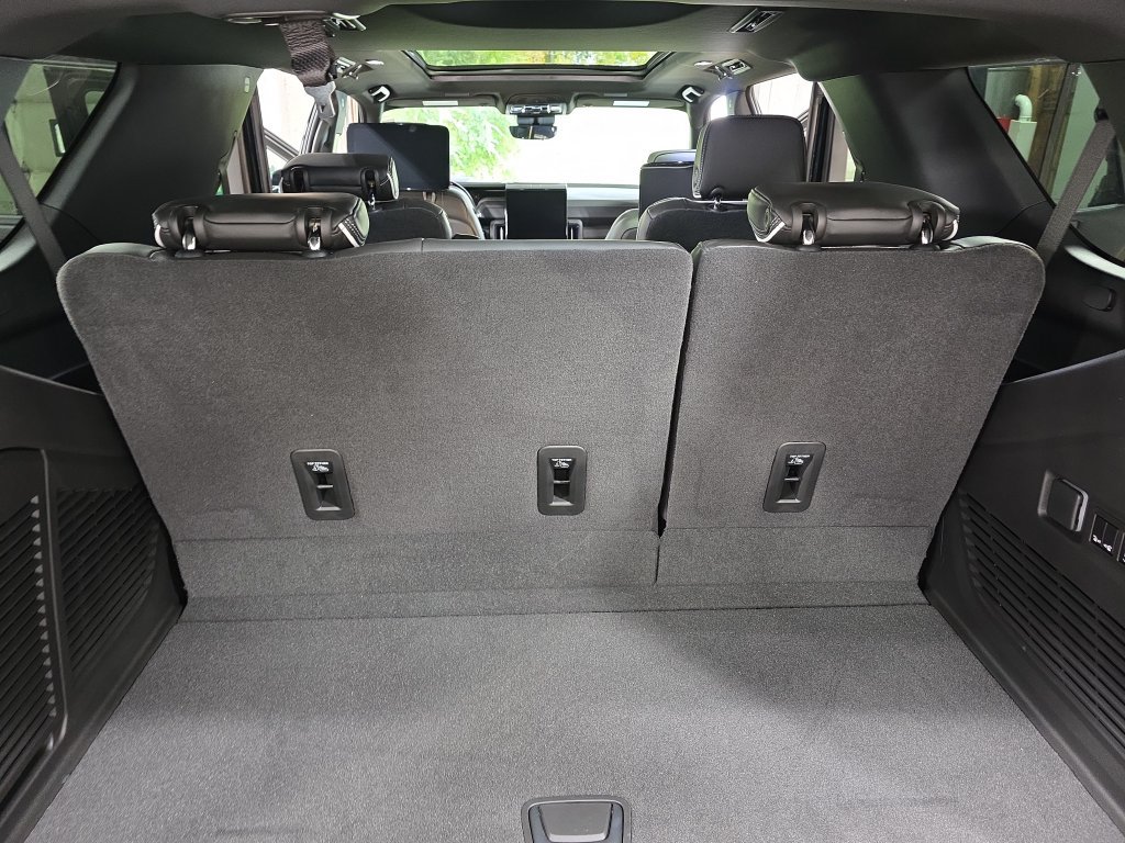 New 2026 GMC Yukon AT4 Ultimate AWD/4WD image 16
